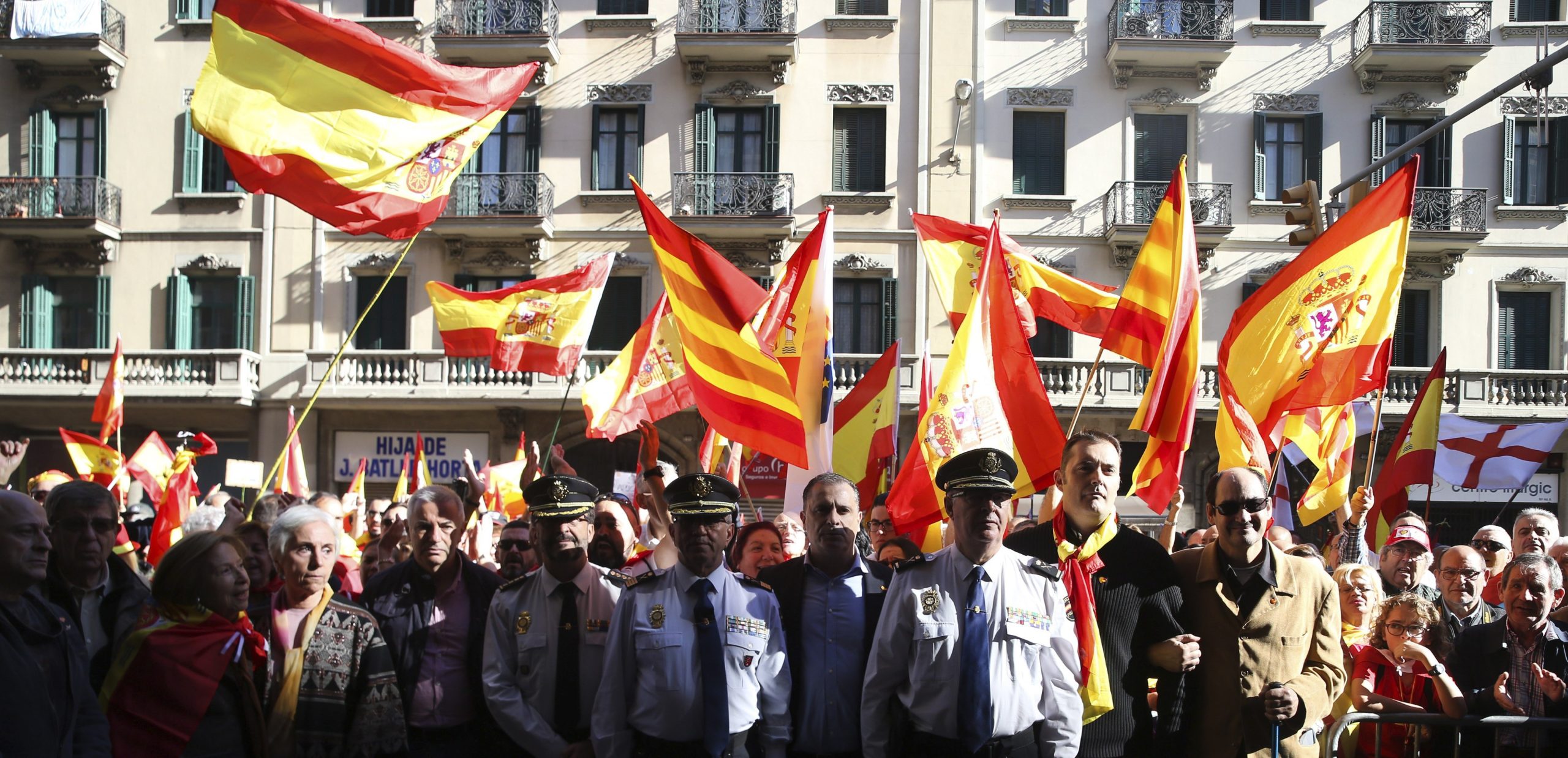 Centenas de milhares pedem em Barcelona unidade de Espanha e “prisão” para Puigdemont