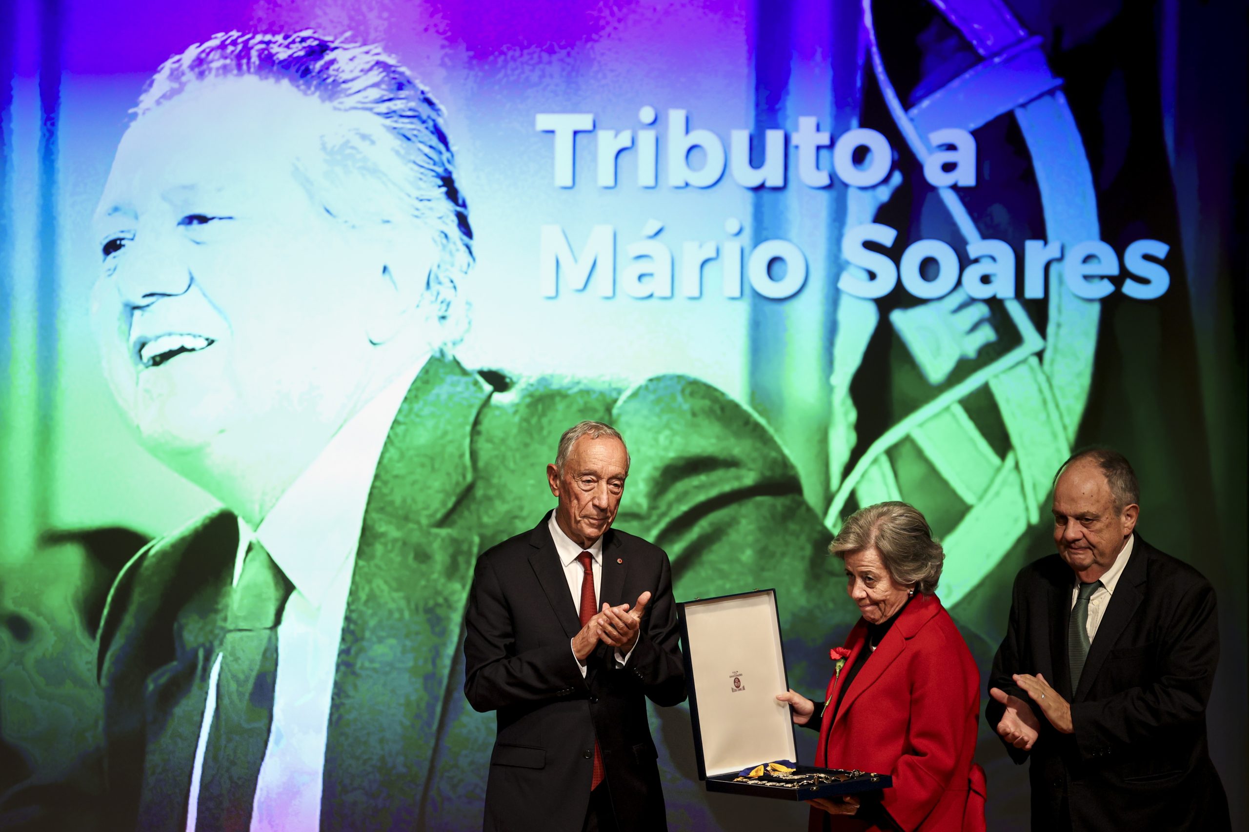 Marcelo Rebelo de Sousa condecora Mário Soares a título póstumo com o Grande Colar da Ordem de Camões