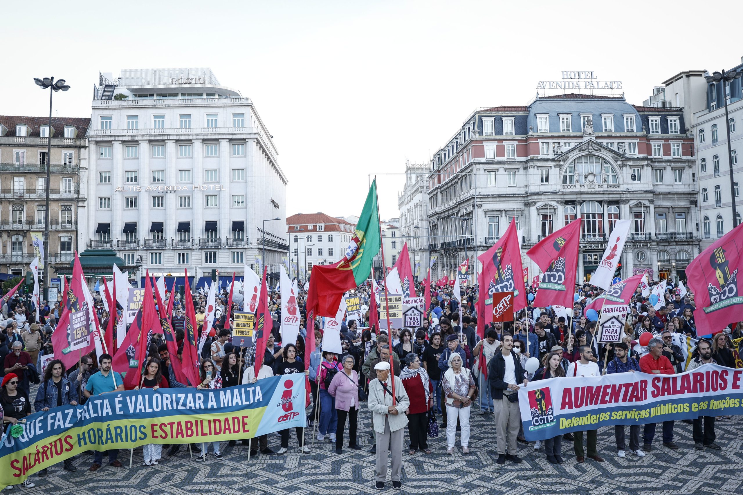 Trabalhadores manifestam-se hoje em Lisboa, Porto e Coimbra por aumentos salariais