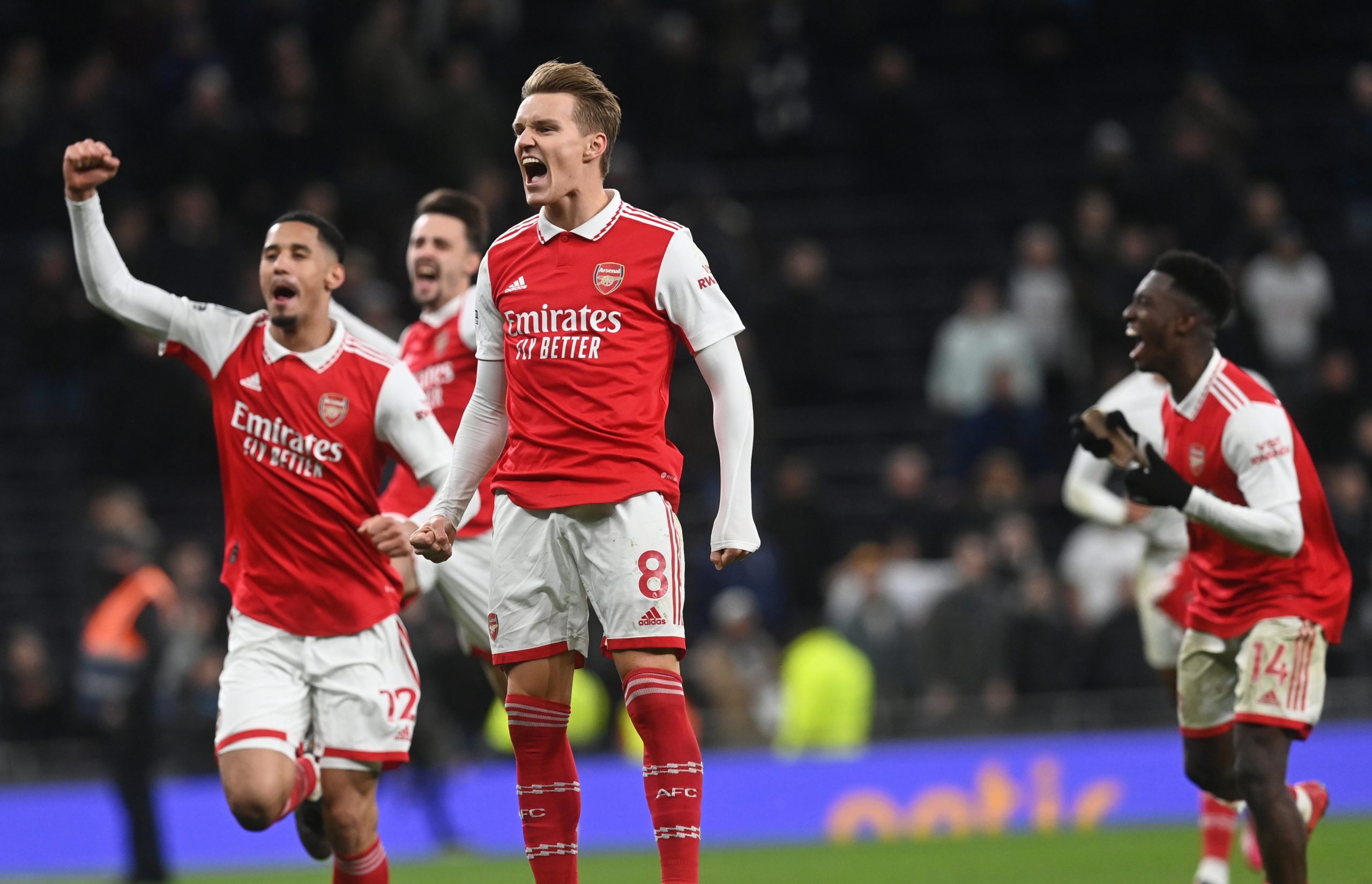 Arsenal vence dérbi contra Tottenham e lidera com oito pontos de vantagem