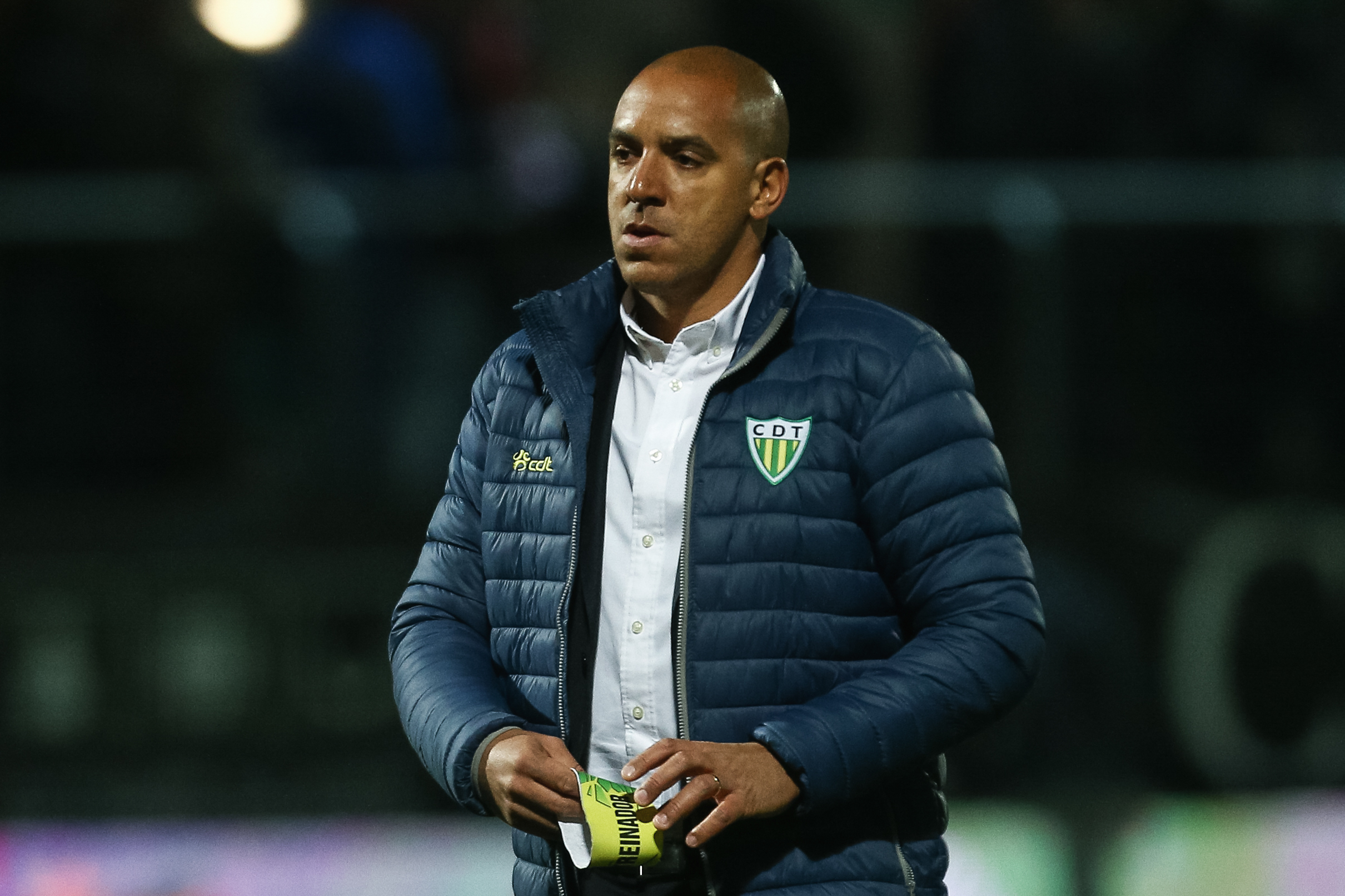 Treinador do Tondela diz que “não há drama nenhum” na falta de defesas