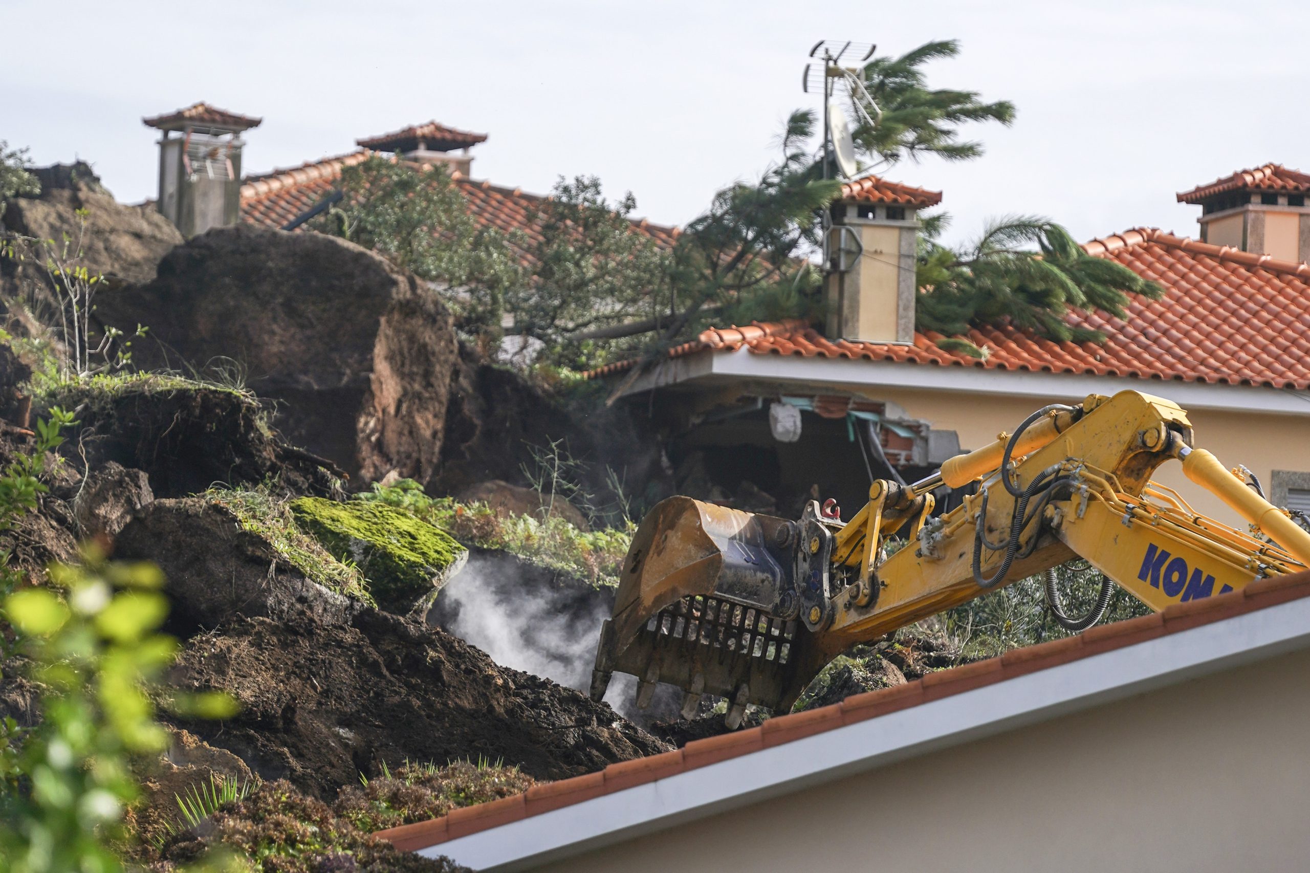 Corpos de vítimas de deslizamento de terras em Esposende resgatados dos escombros