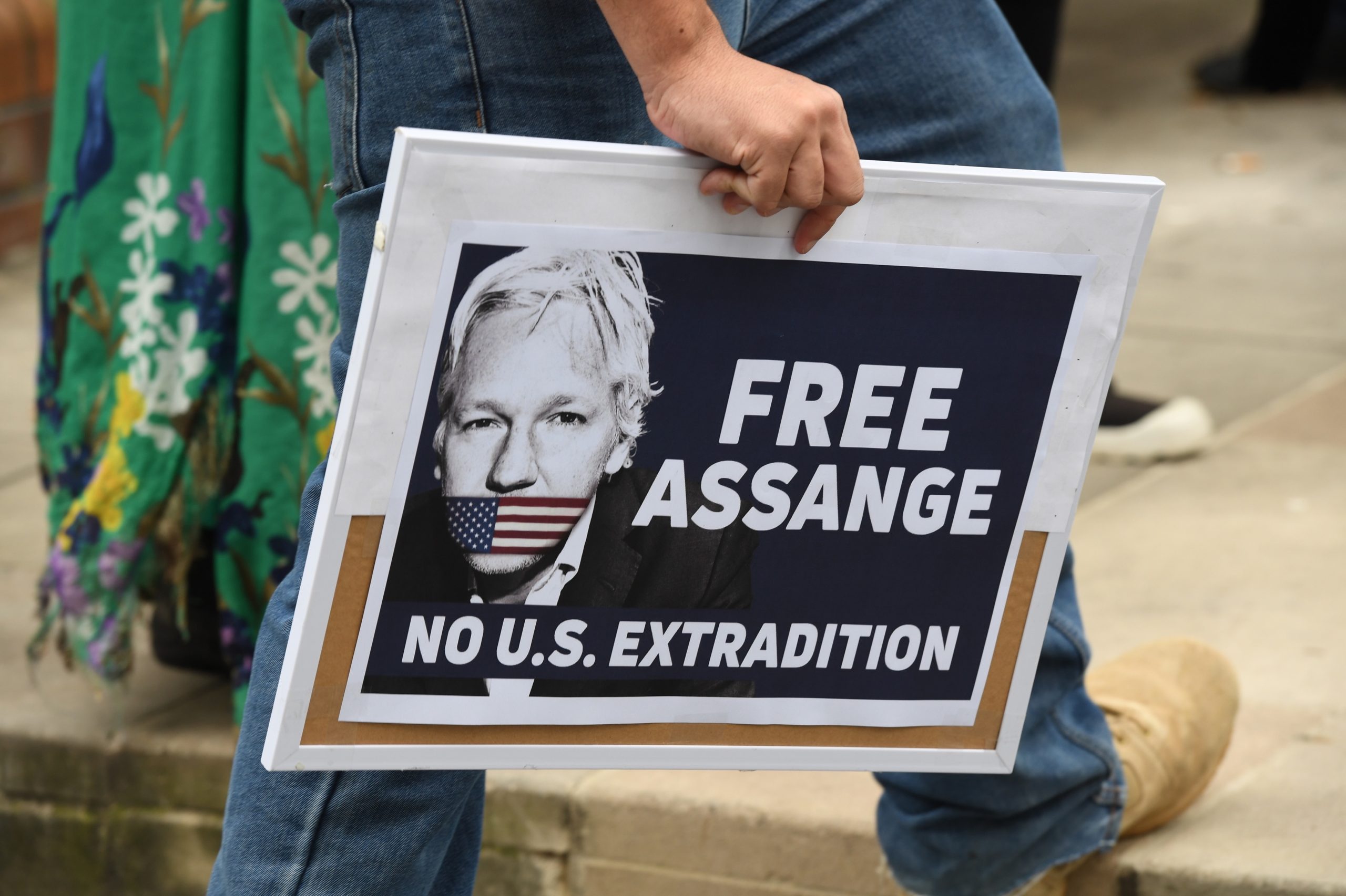 Wikileaks. Parlamentares britânicos querem que Julian Assange responda por violação na Suécia