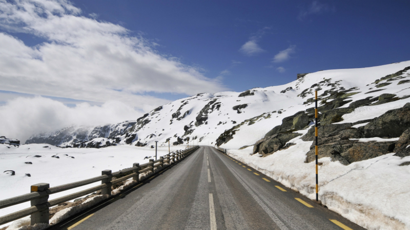Mau tempo: Neve corta estradas na Serra da Estrela