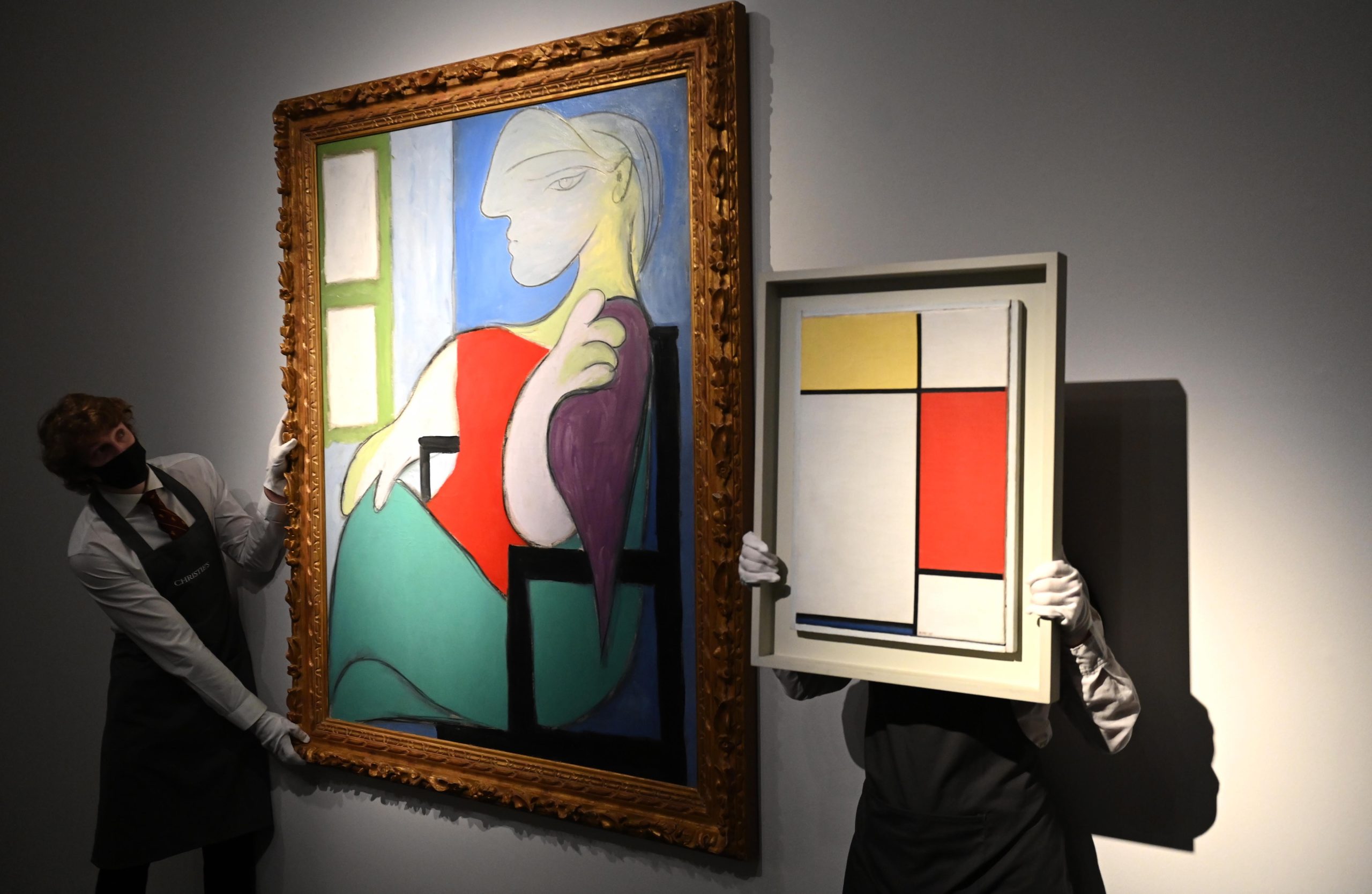 “Mulher sentada junto a uma janela”  de Pablo Picasso vendida em leilão por 85 milhões de euros