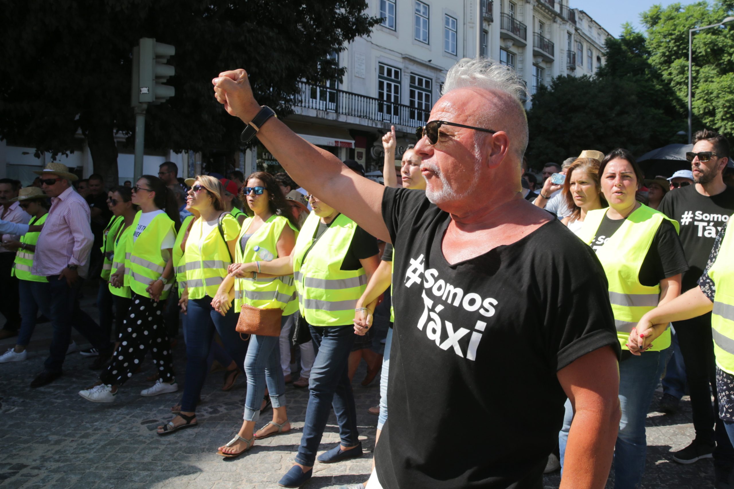 Táxis: Associações pedem “mais um esforço” aos profissionais que protestam
