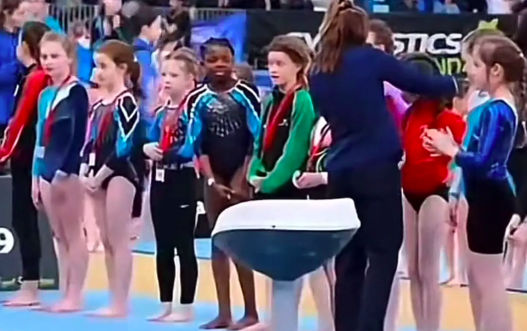 Jovem ginasta negra foi ignorada durante entrega de medalhas na Irlanda
