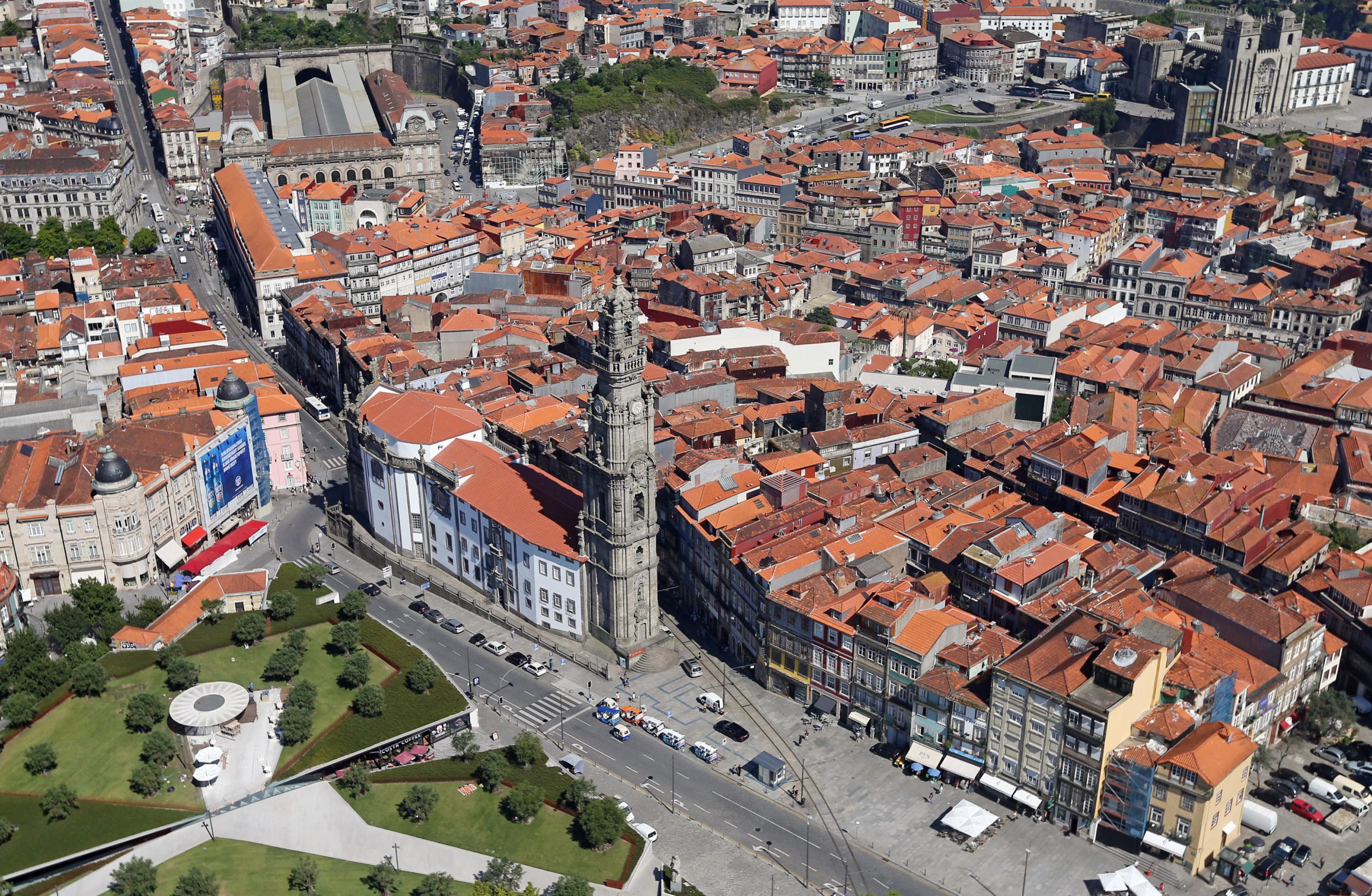 Sapadores do Porto retiram mulher do cimo da Torre dos Clérigos