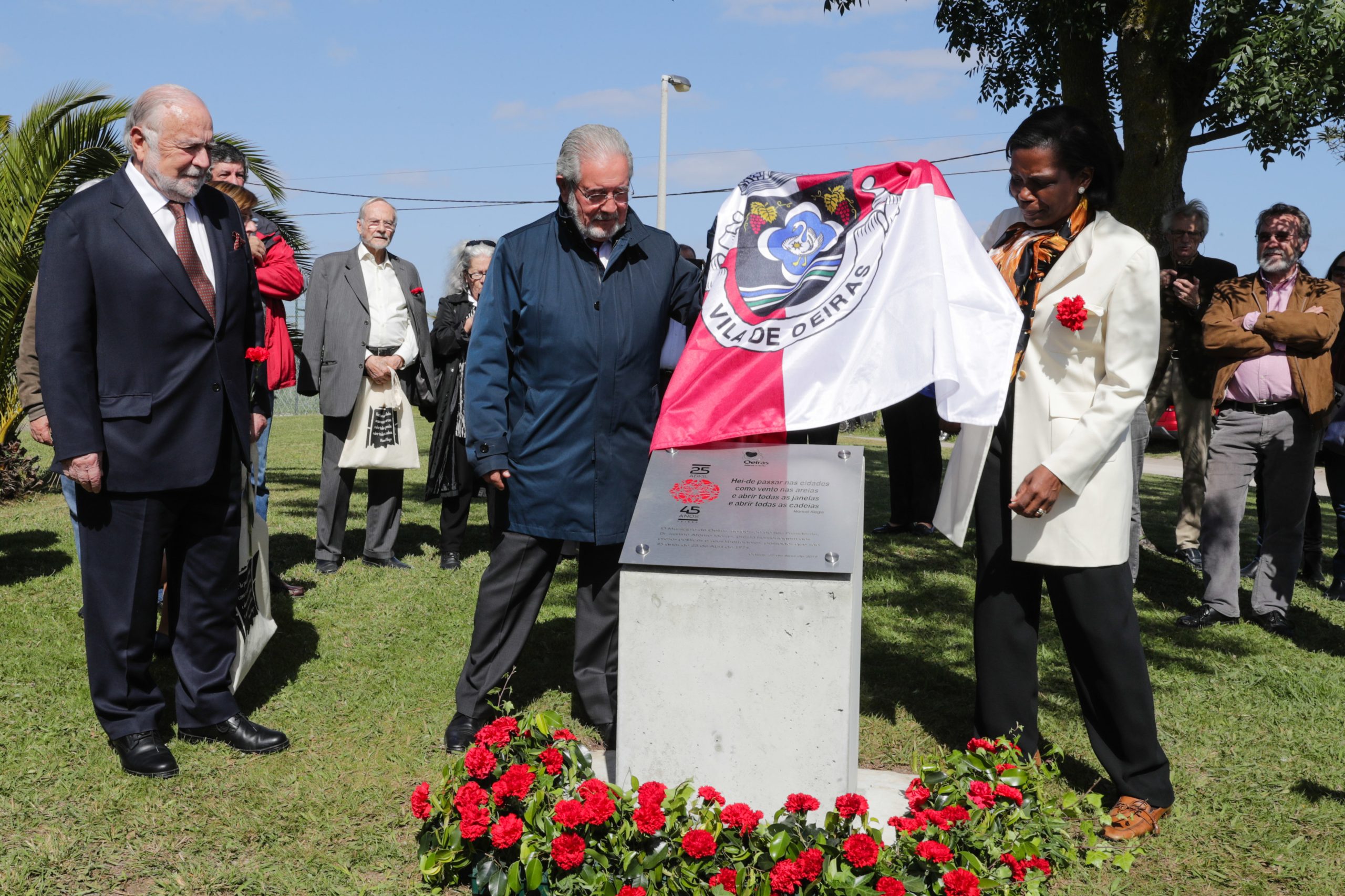 25 de Abril: Oeiras homenageia presos políticos com placa em frente à prisão de Caxias