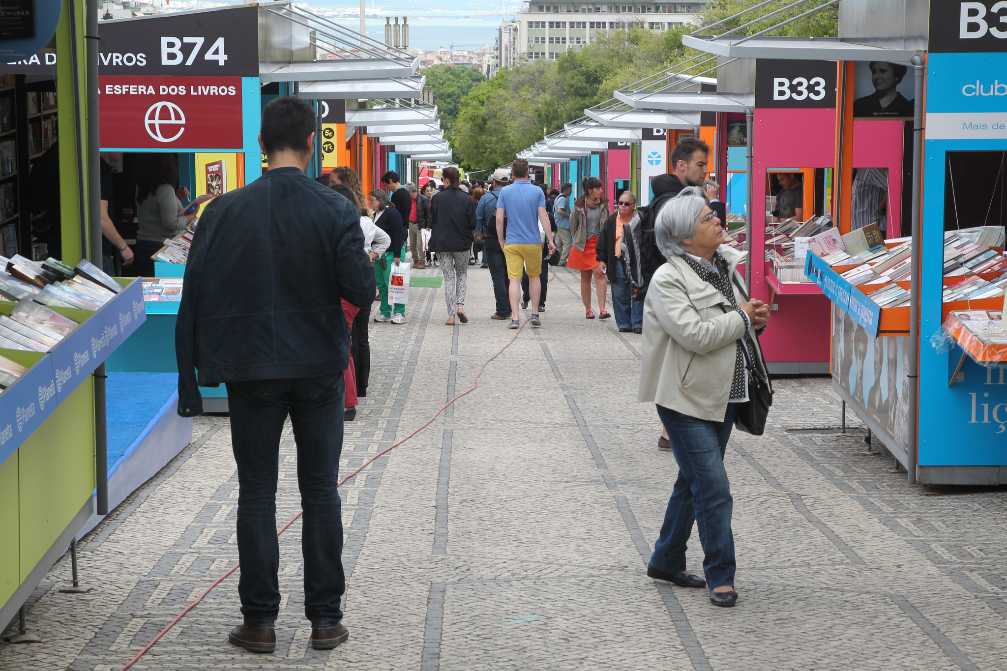Feira do Livro: Editora denuncia colaboradora da APEL que interrompeu debate e teceu comentários racistas