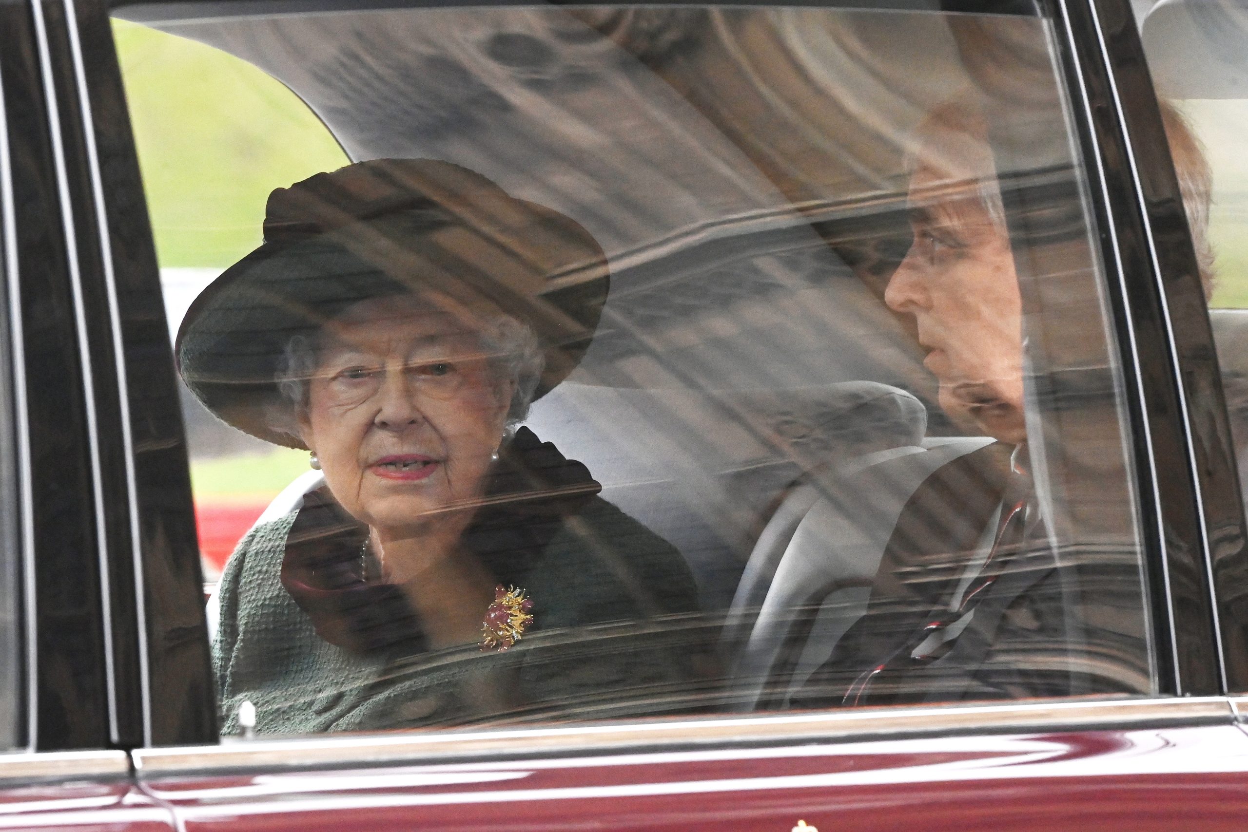Rainha Isabel II aparece em público para assistir a competição equestre