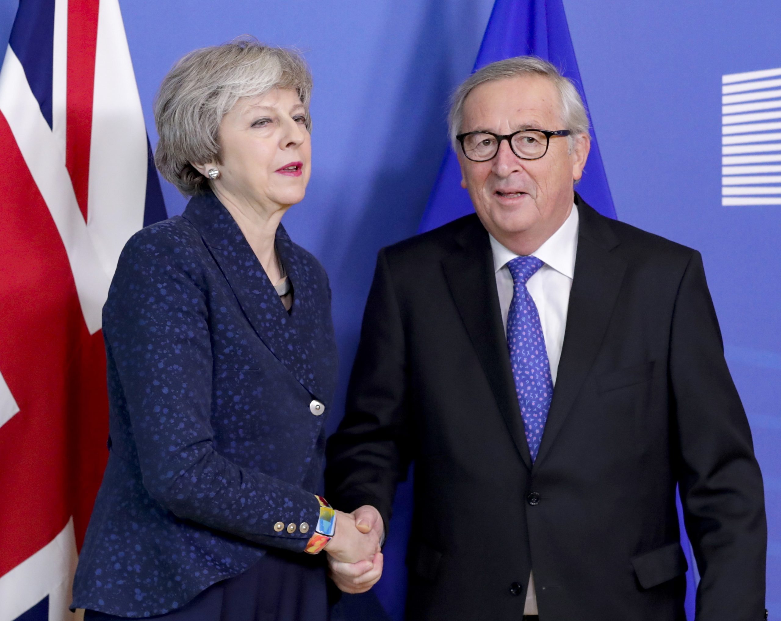 Primeira-ministra britânica reúne-se hoje em Bruxelas com Jean-Claude Juncker