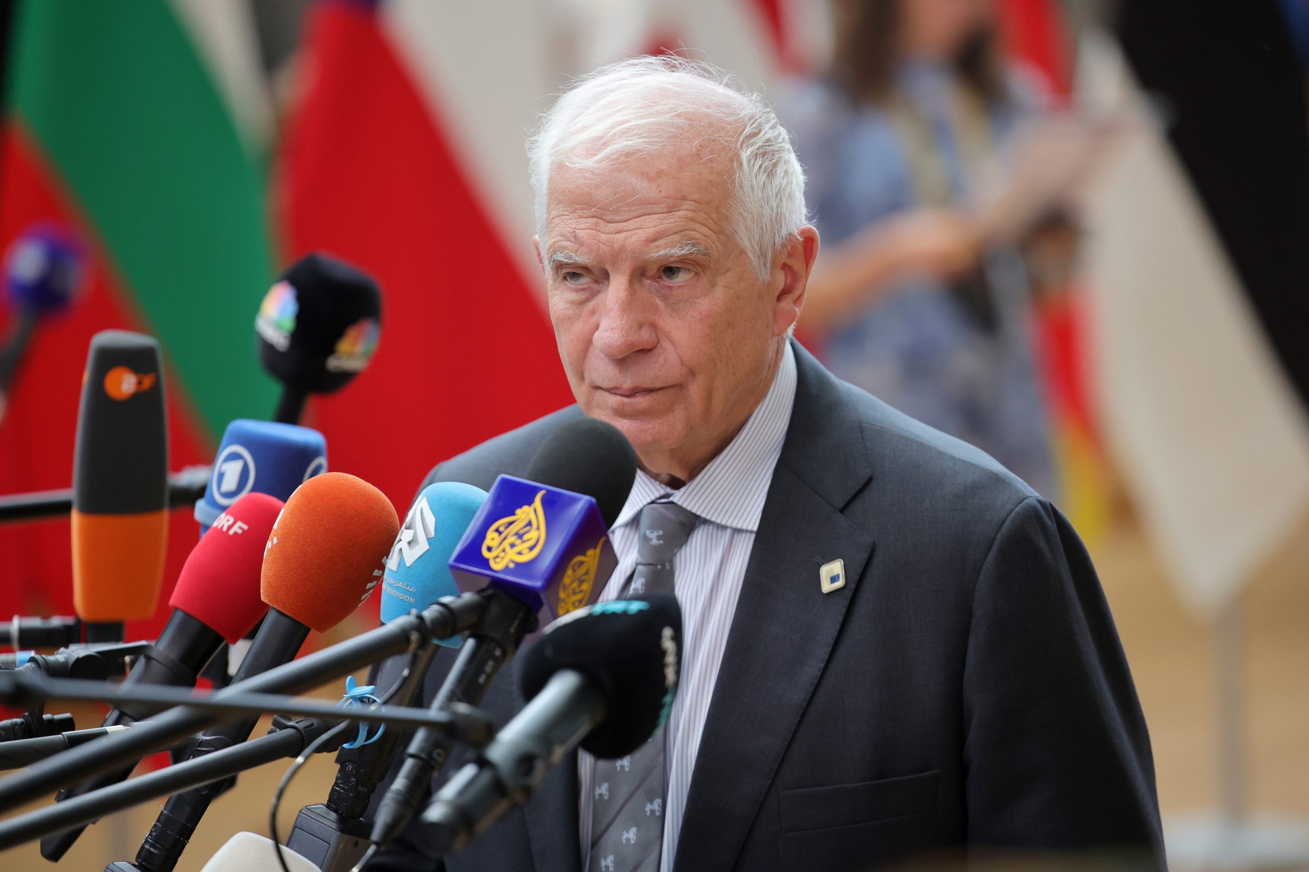 Borrell insiste que Sérvia aprove sanções contra Rússia por ambicionar aderir à União Europeia