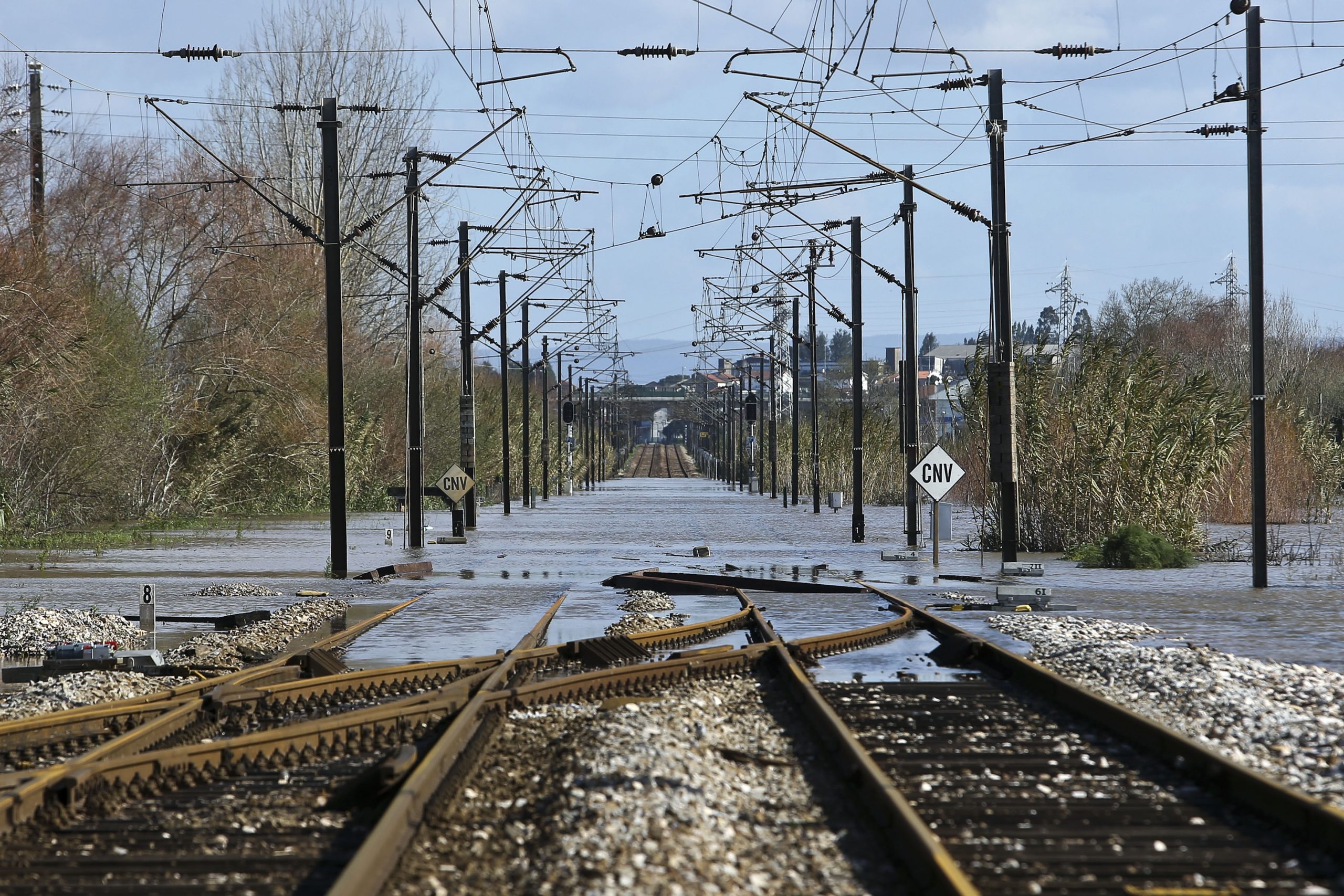 Mau tempo: IP sem previsão para retoma da circulação ferroviária no Ramal de Alfarelos