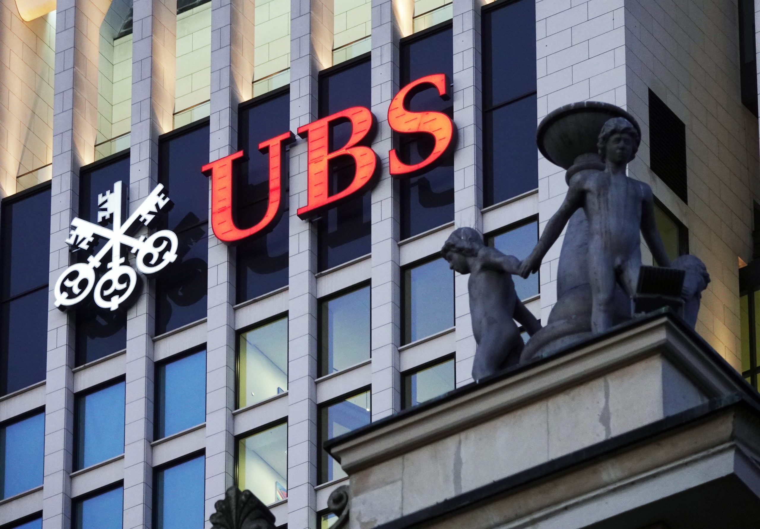 Banco UBS finaliza compra do Credit Suisse