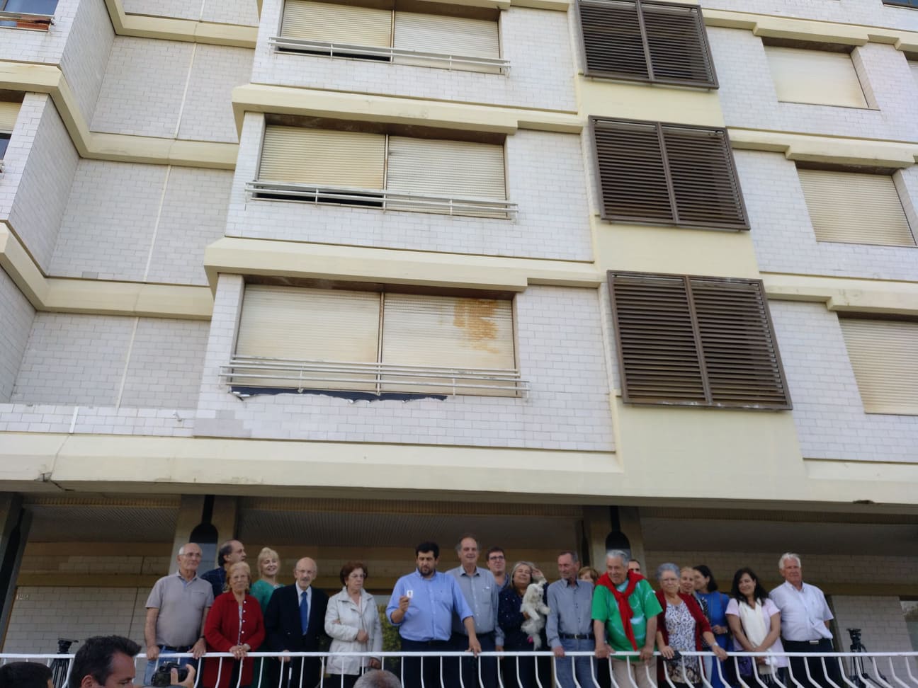 “Sobrevivemos”: Uma semana depois, “resistentes” do prédio Coutinho vêm à rua e aplaudem acesso livre às casas