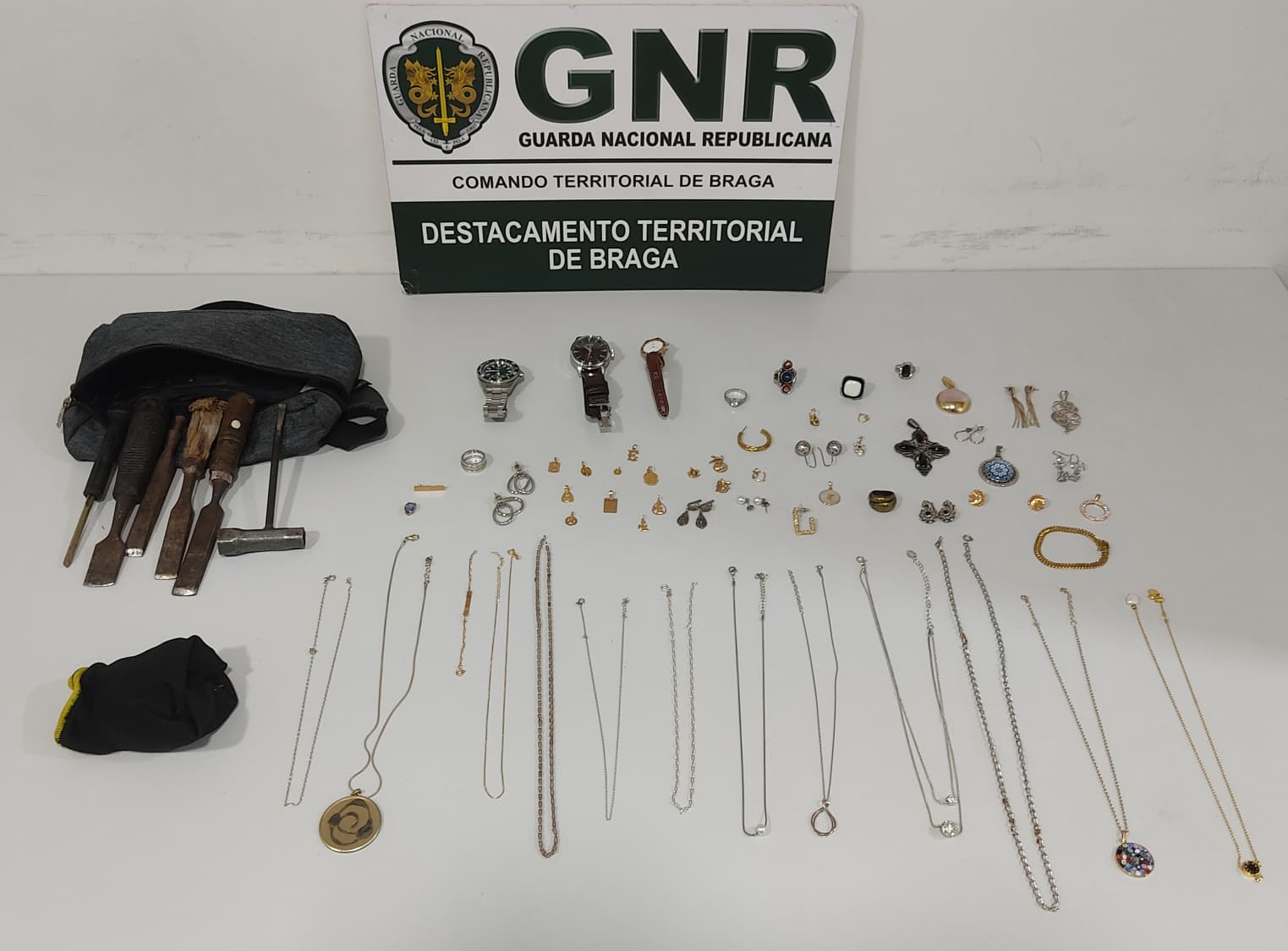 Ouro, prata e relógios. Homem de 42 anos apanhado com material furtado após buscas da GNR