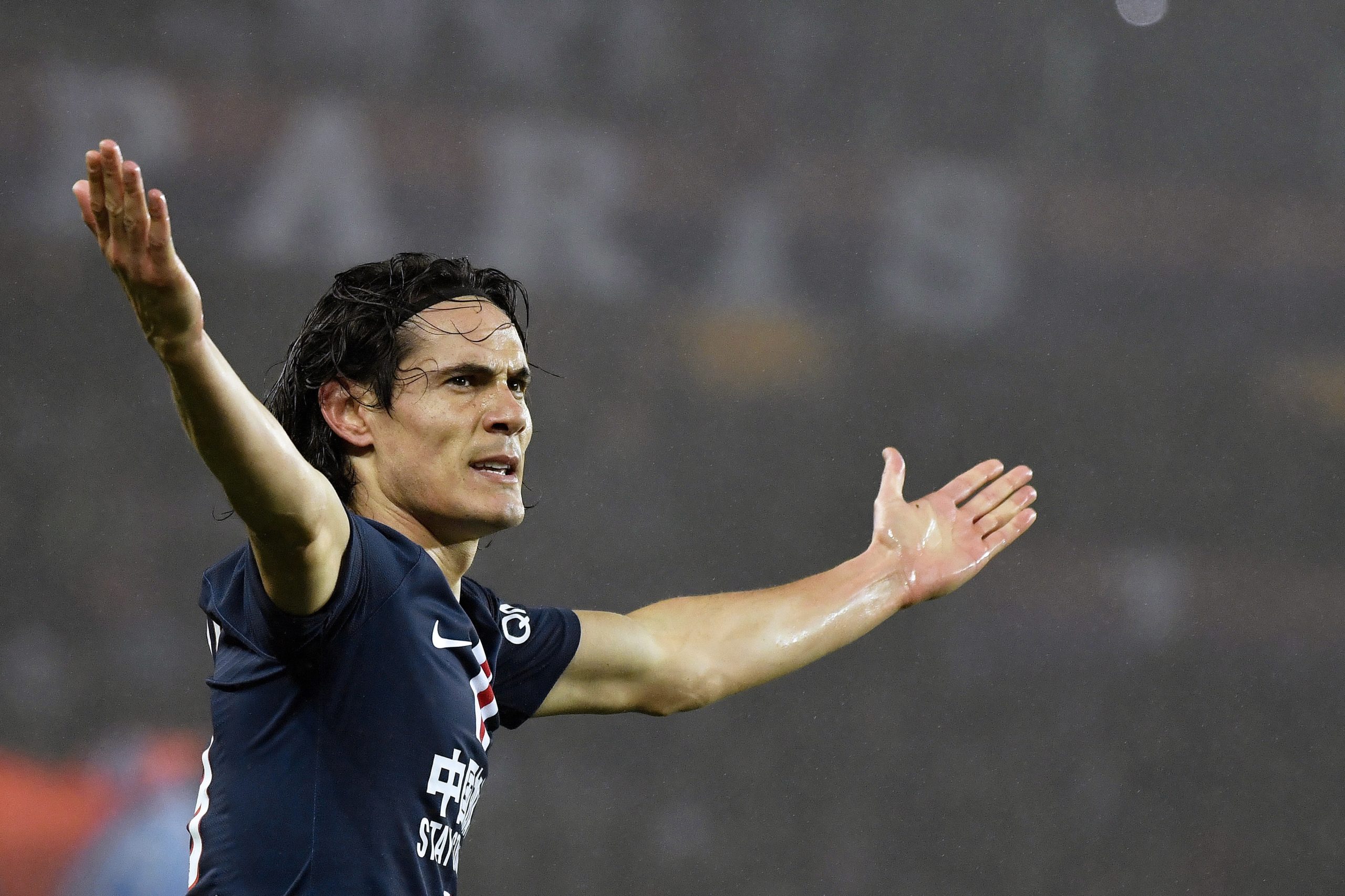 Cavani confirma negociações com Benfica e elogia clube