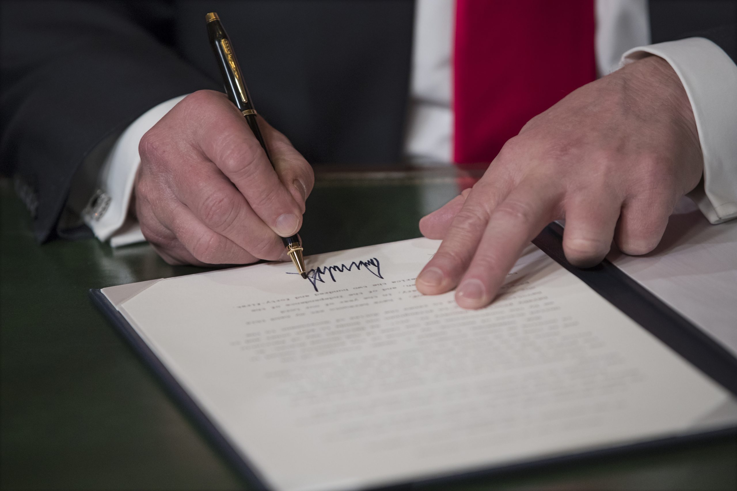 Porque é que Donald Trump usou várias canetas na assinatura dos primeiros despachos?