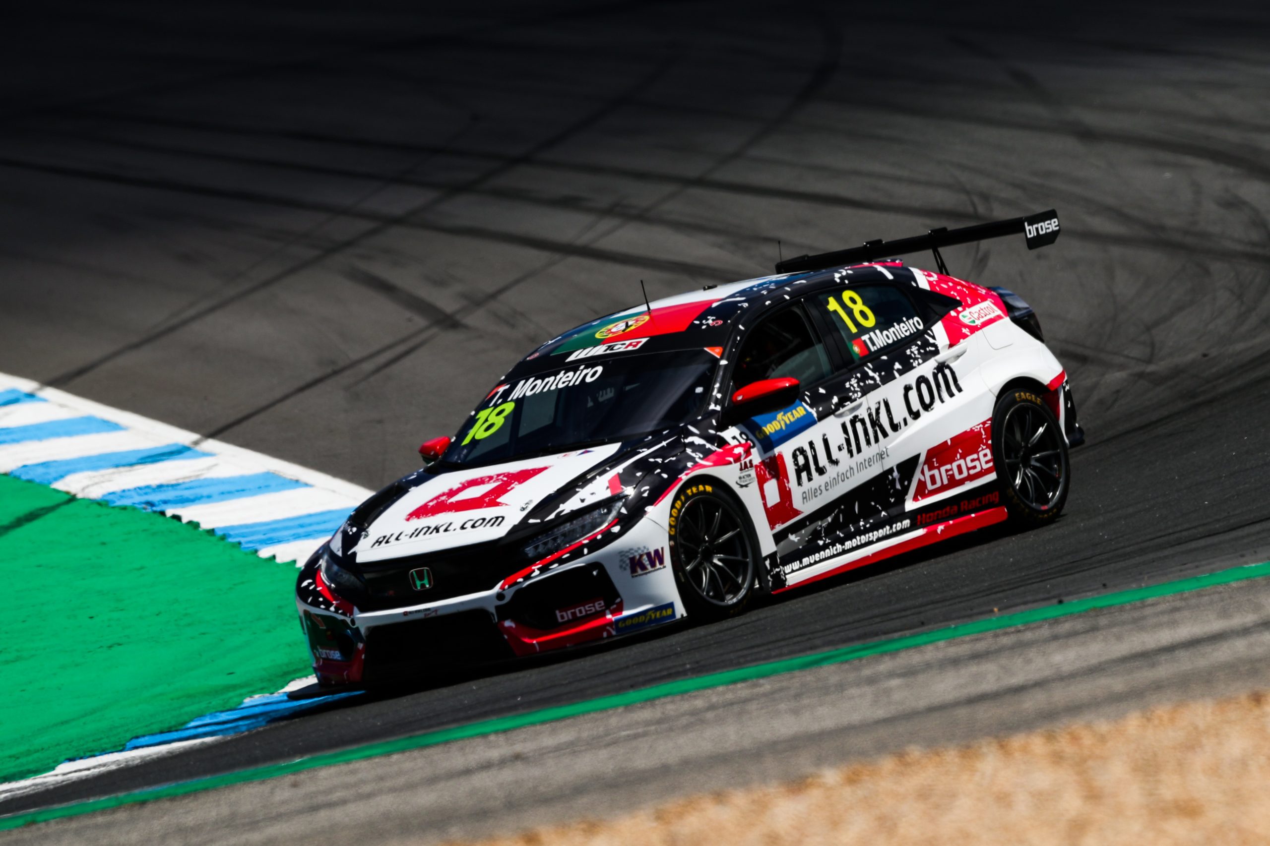 Capô do carro ‘trama’ Tiago Monteiro na conclusão da etapa de WTCR no Estoril