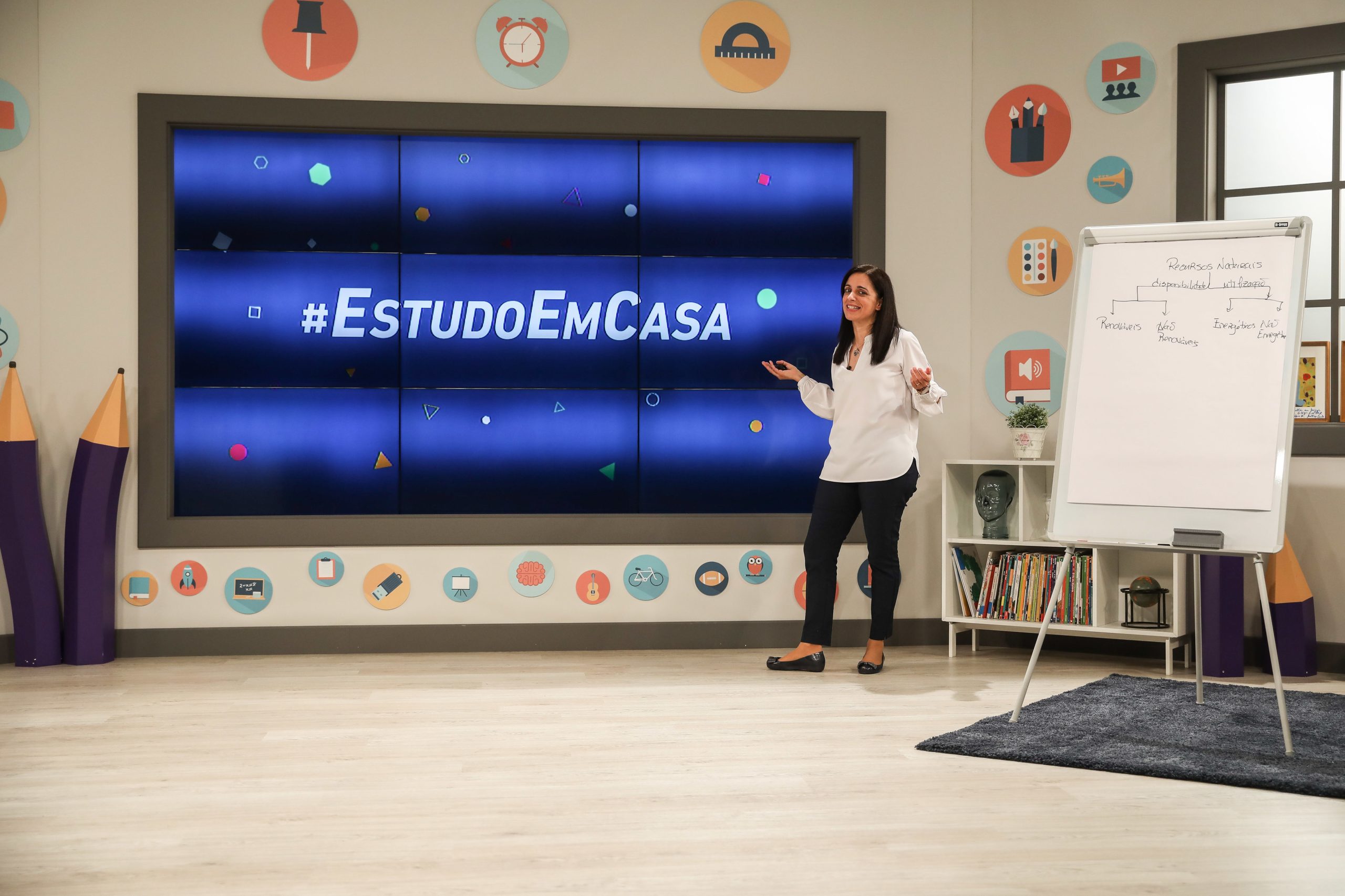 Um mês após a estreia do #EstudoEmCasa, alunos continuam a ver aulas na televisão