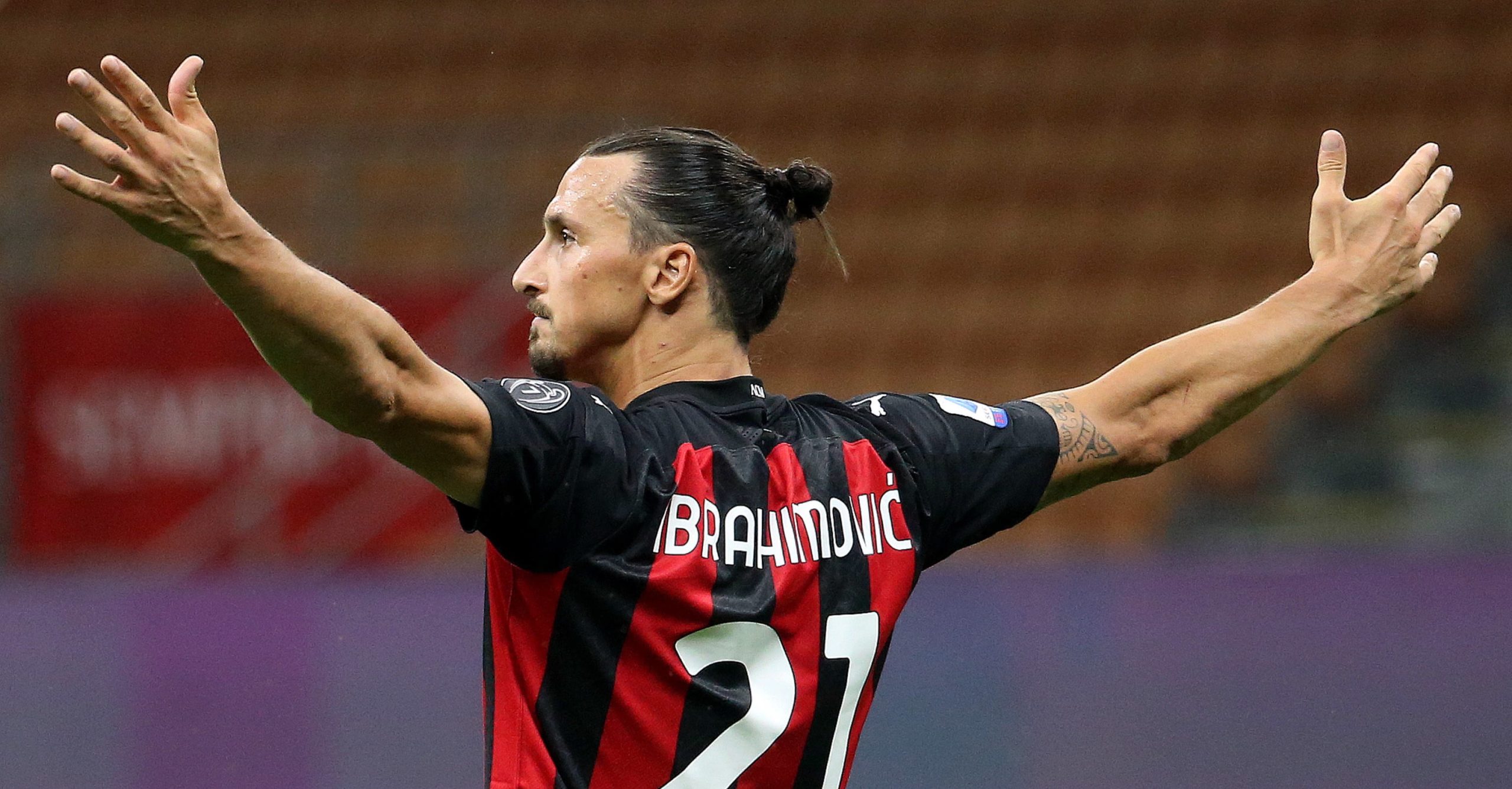 Ibrahimovic prolonga contrato com AC Milan por um ano