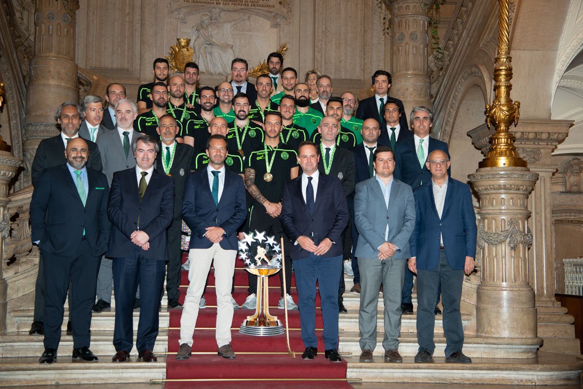 Medina homenageia hóquei do Sporting e diz que o troféu regressa a casa