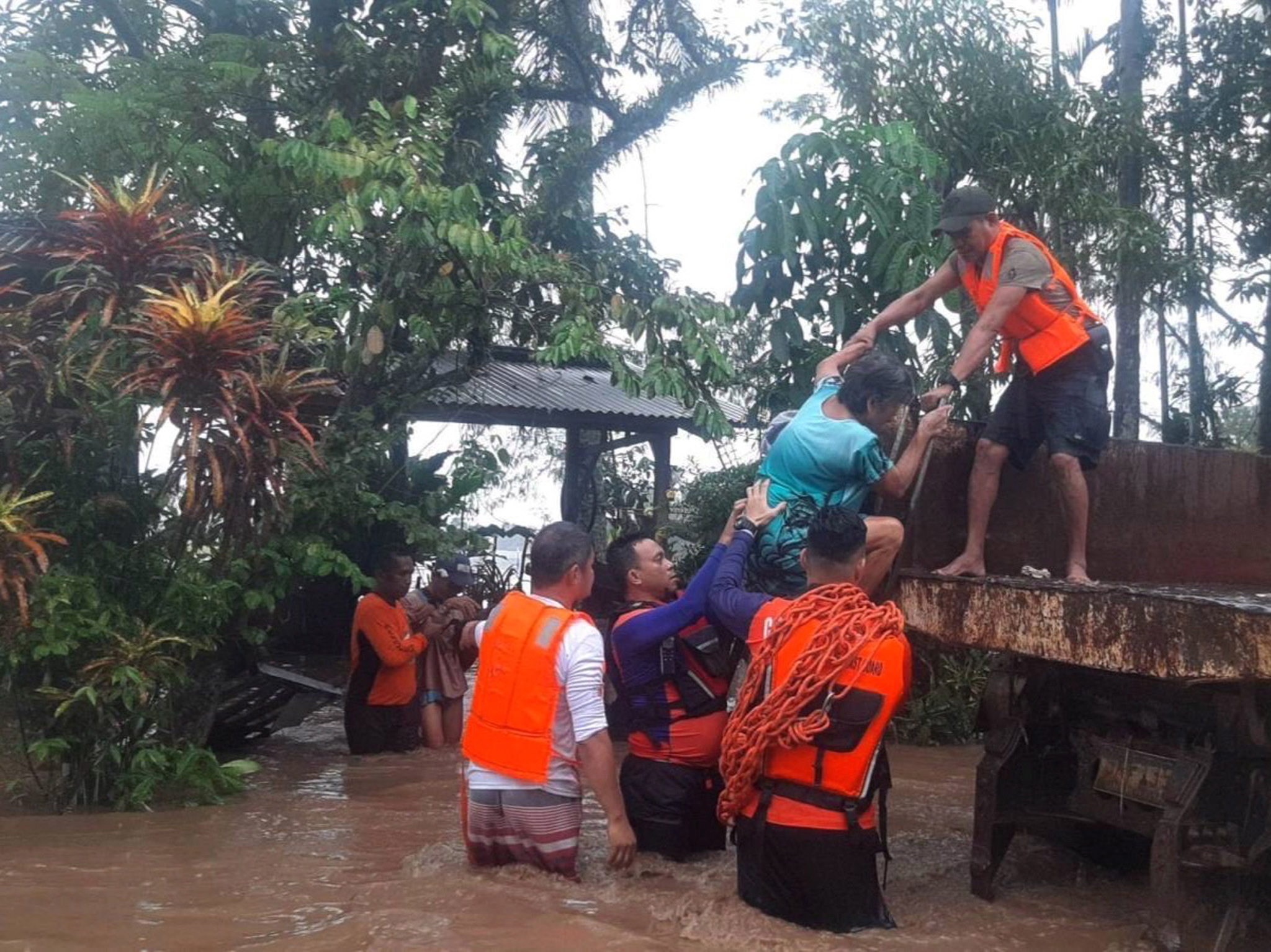 Pelo menos 25 mortos nas inundações de Natal nas Filipinas