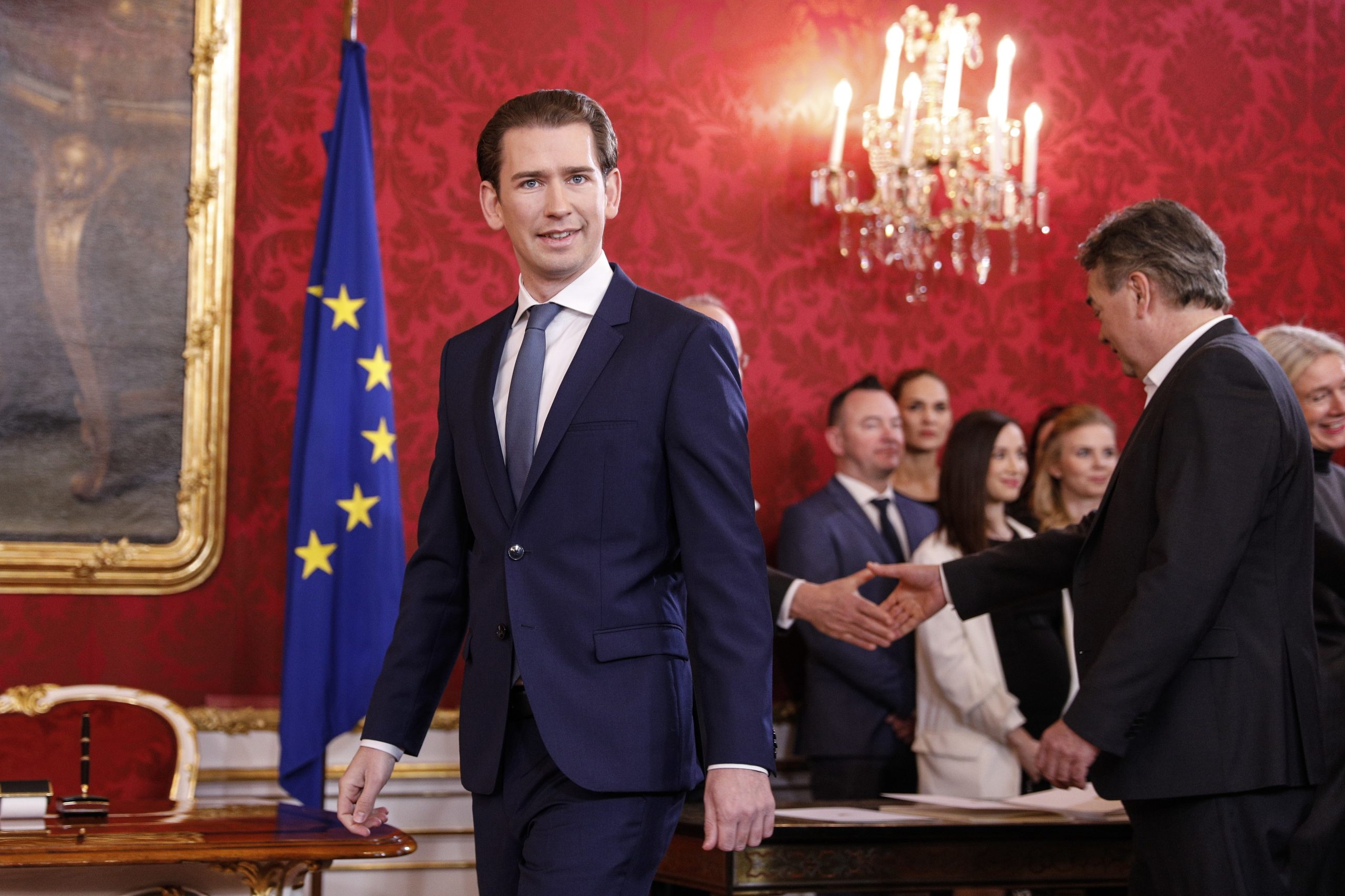 Sebastian Kurz investido à frente de governo de coligação na Áustria