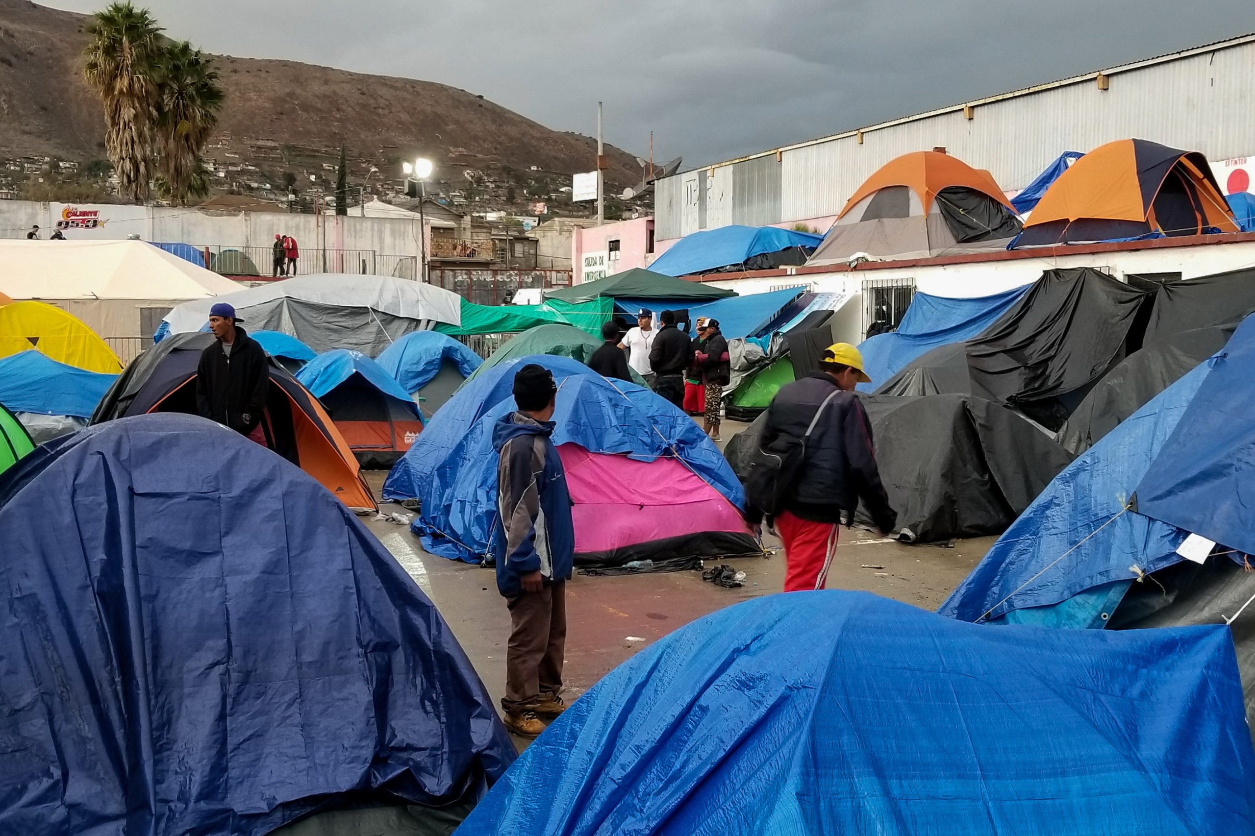 Centenas de migrantes encontrados em camião no México que ia para os EUA
