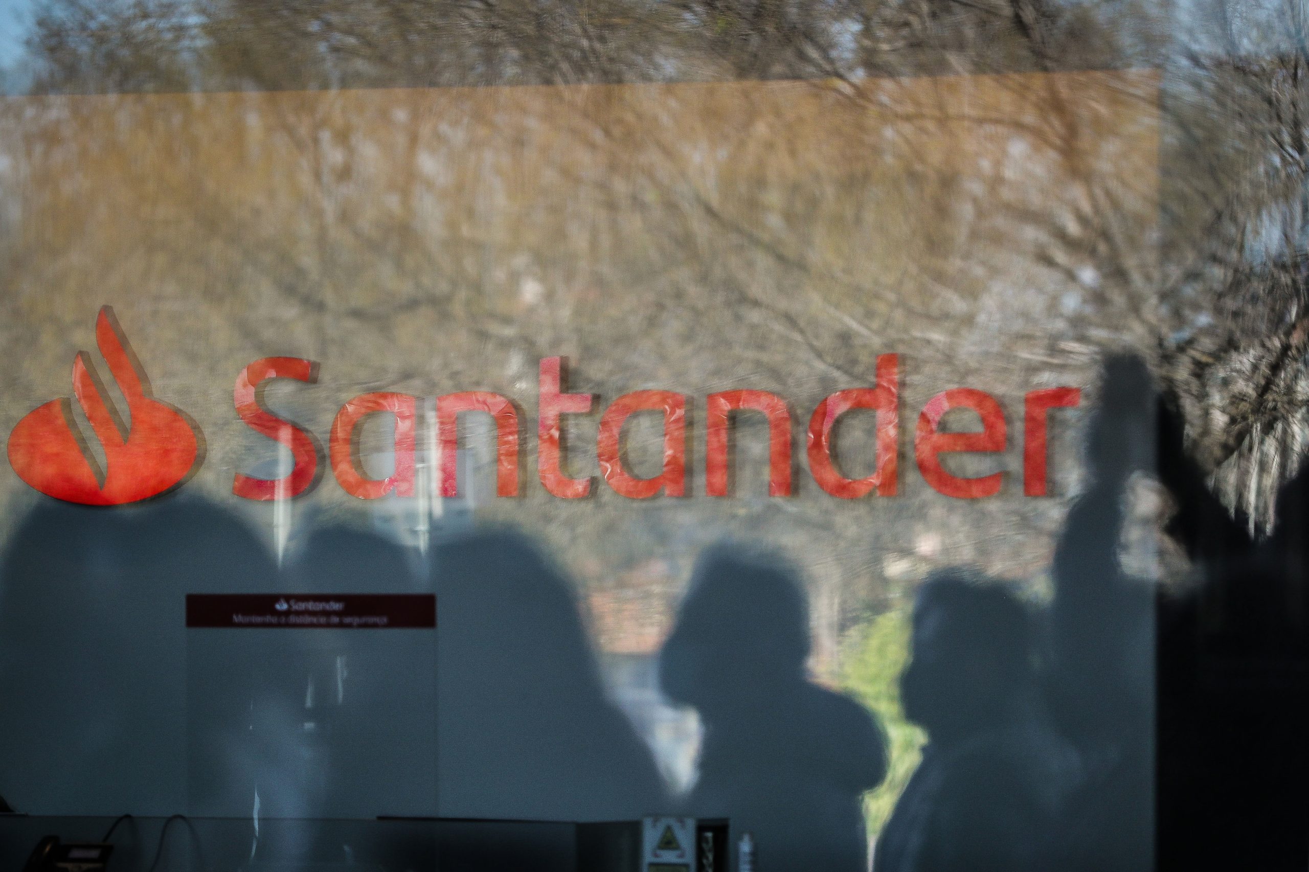 Tribunal decide a favor do Santander na providência cautelar contra despedimentos. Sindicatos vão recorrer