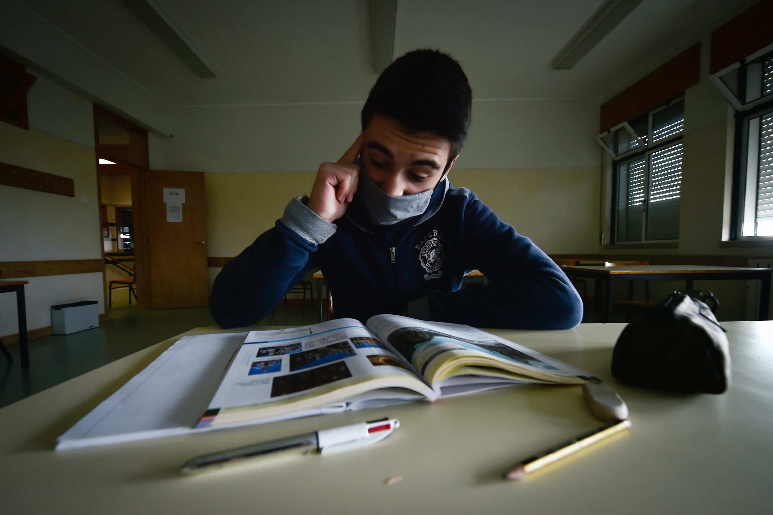 Sem internet em casa, Leandro tem aulas numa sala de aulas vazia