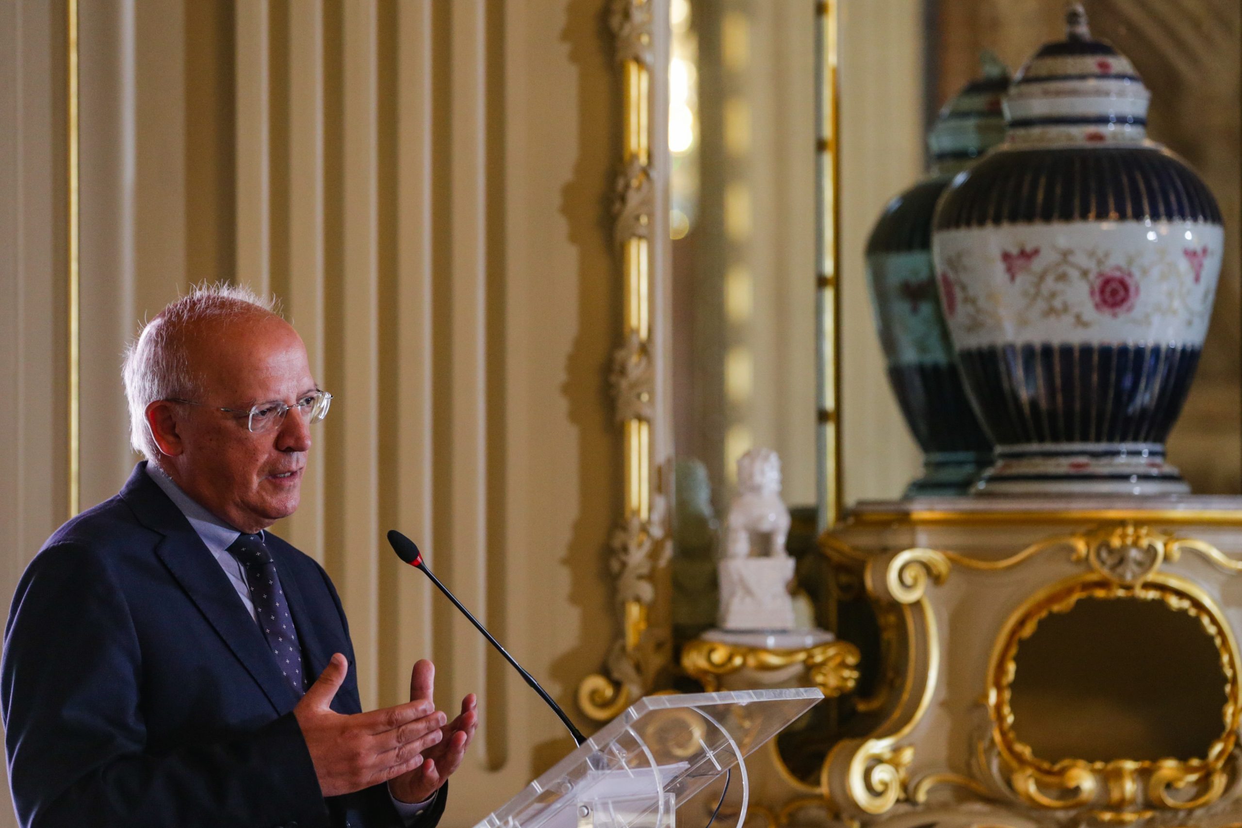 Santos Silva defende que reforma do euro vai defender o projeto europeu