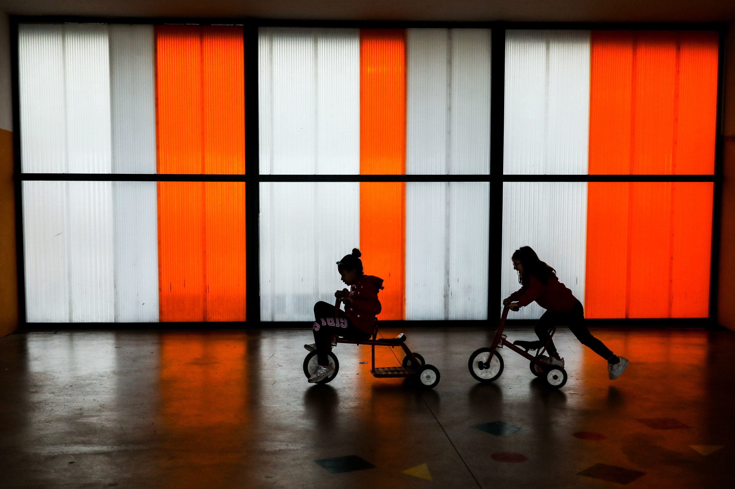Covid-19: Filhos de profissionais de funções essenciais preenchem vazio em escola de Oeiras