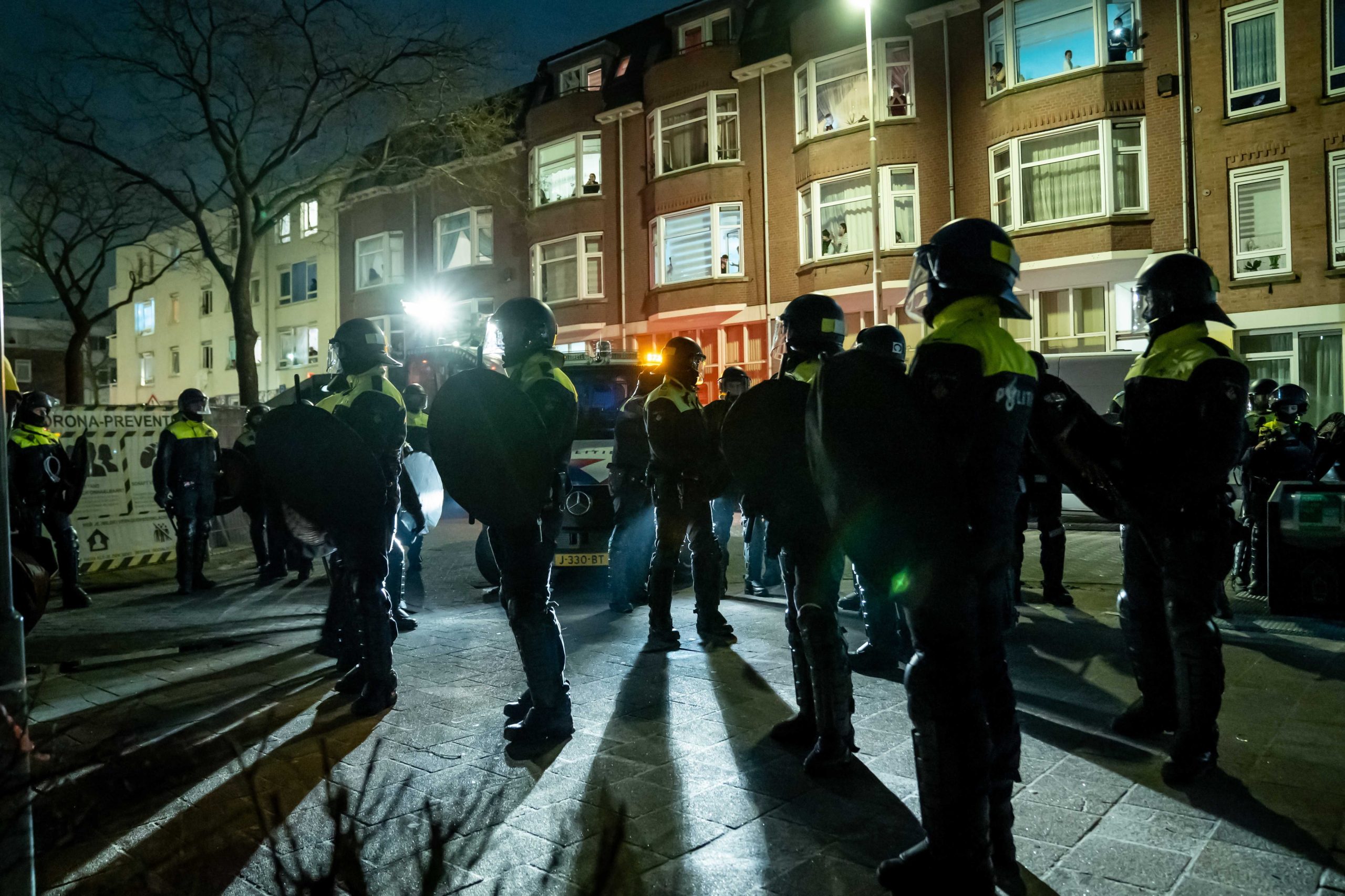 Polícia na Holanda deteve 131 pessoas em distúrbios contra o confinamento