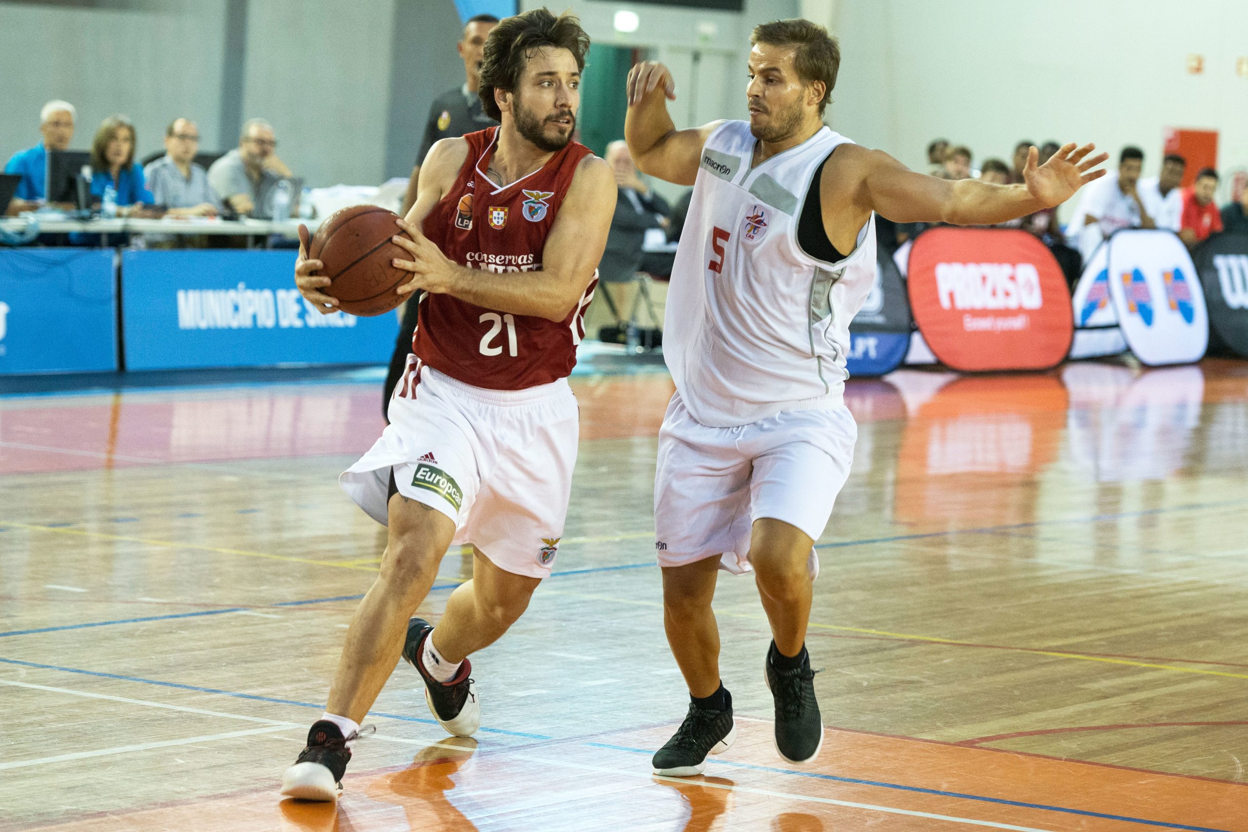 ‘Capitão’ da equipa de basquetebol do Benfica sofre rotura de ligamento do joelho