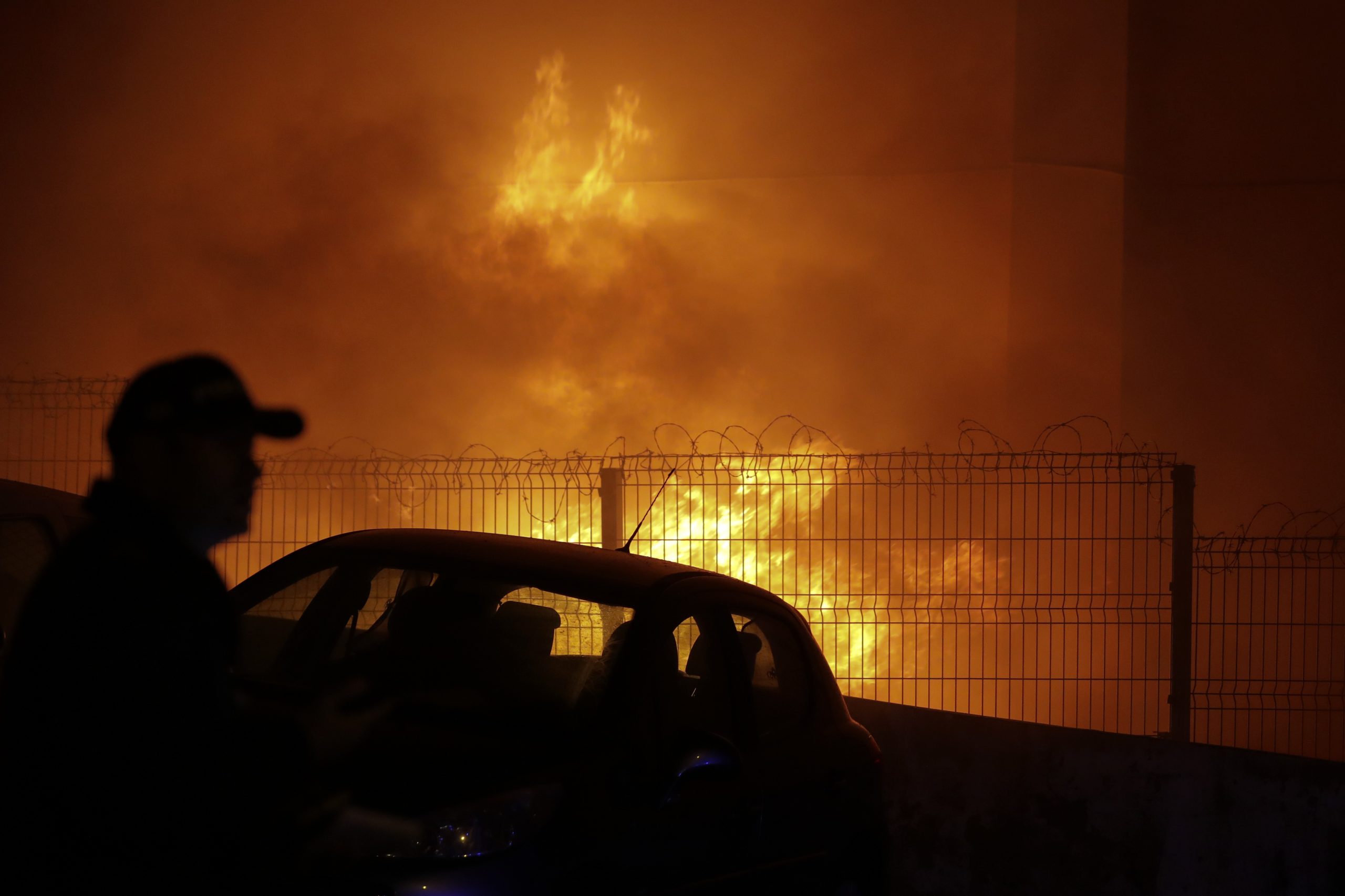 Incêndio em loja chinesa. Cliente diz que só teve tempo de “tirar carro do parque e fugir do fogo”