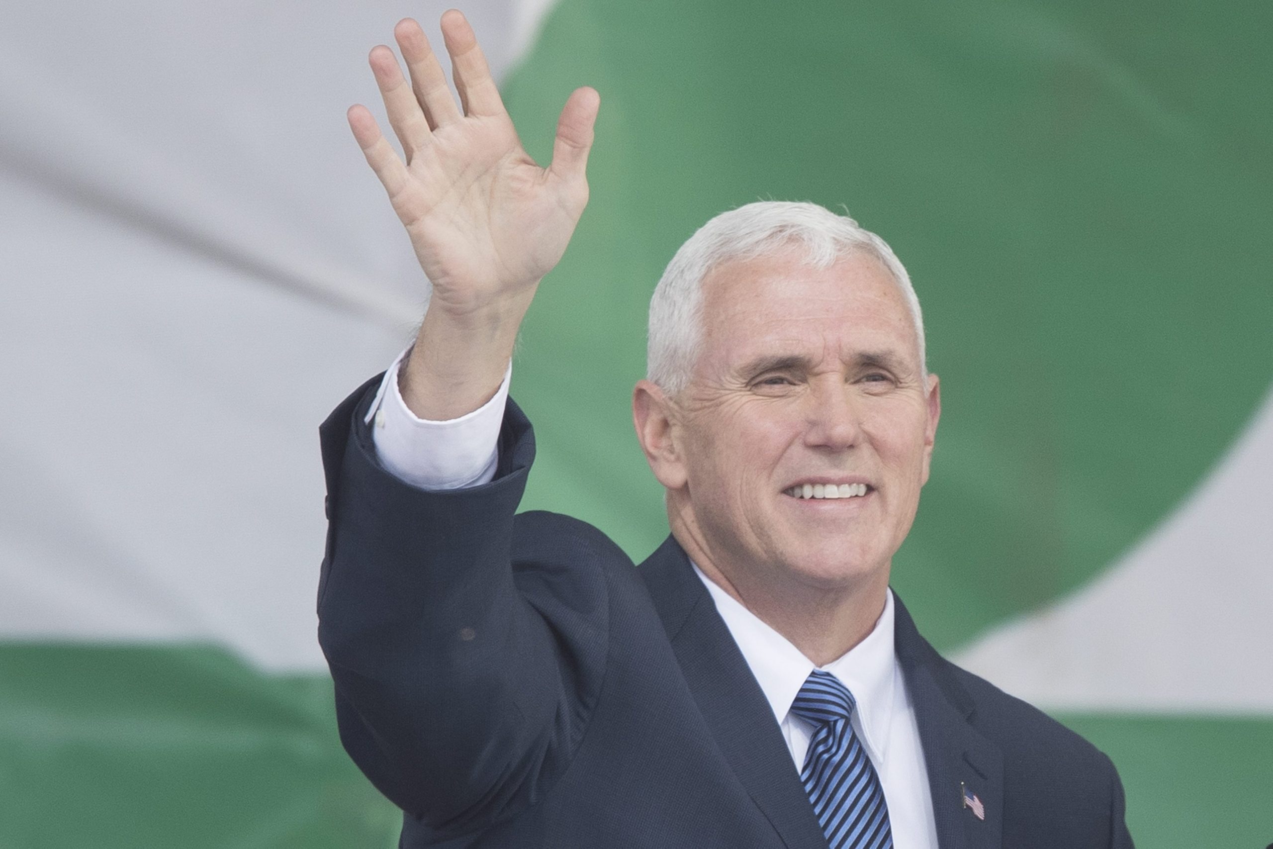 Mike Pence aconselha Irão a “não testar a determinação” de Donald Trump
