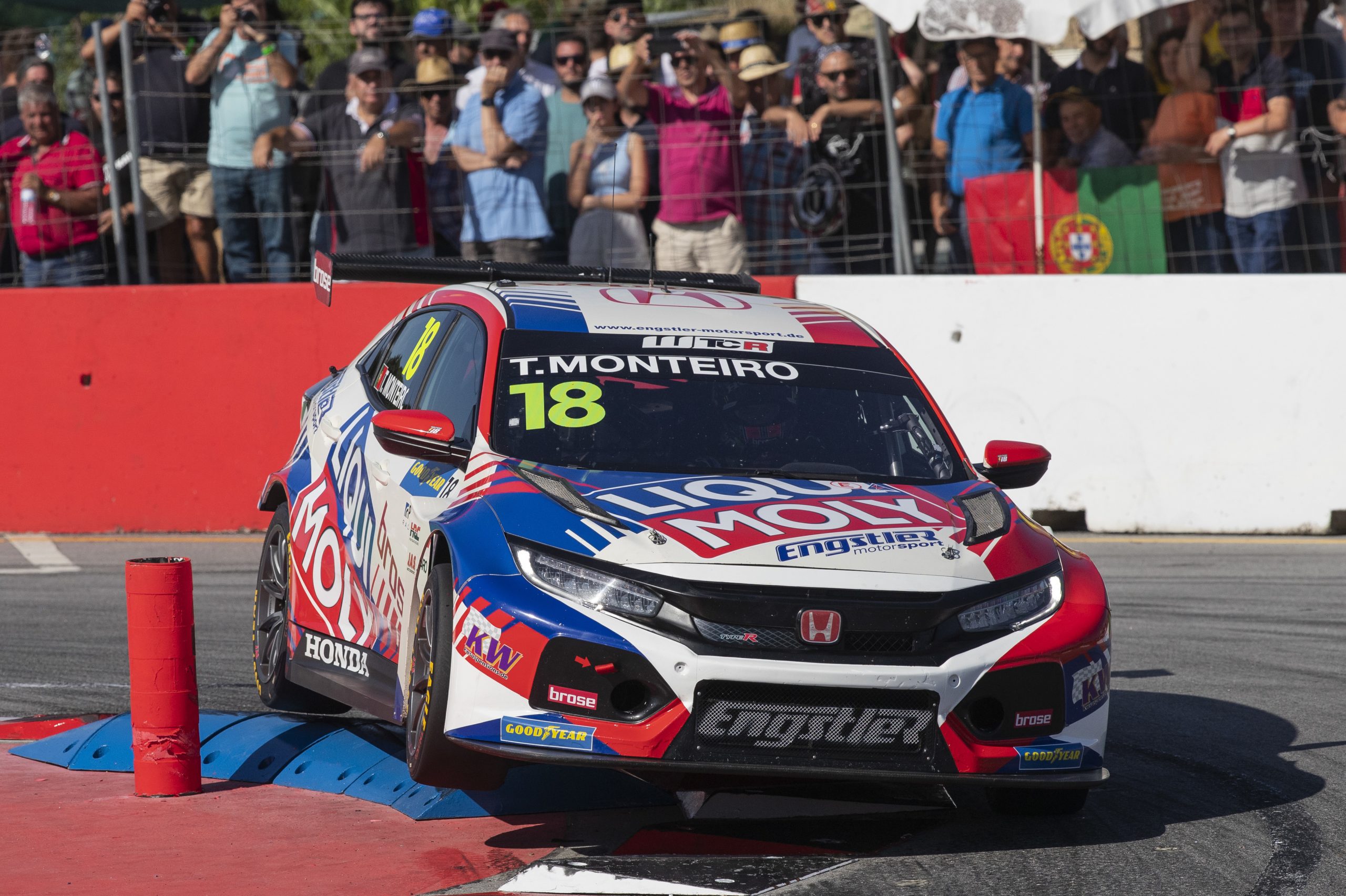 Tiago Monteiro admite frustração por falhar pódio em Vila Real