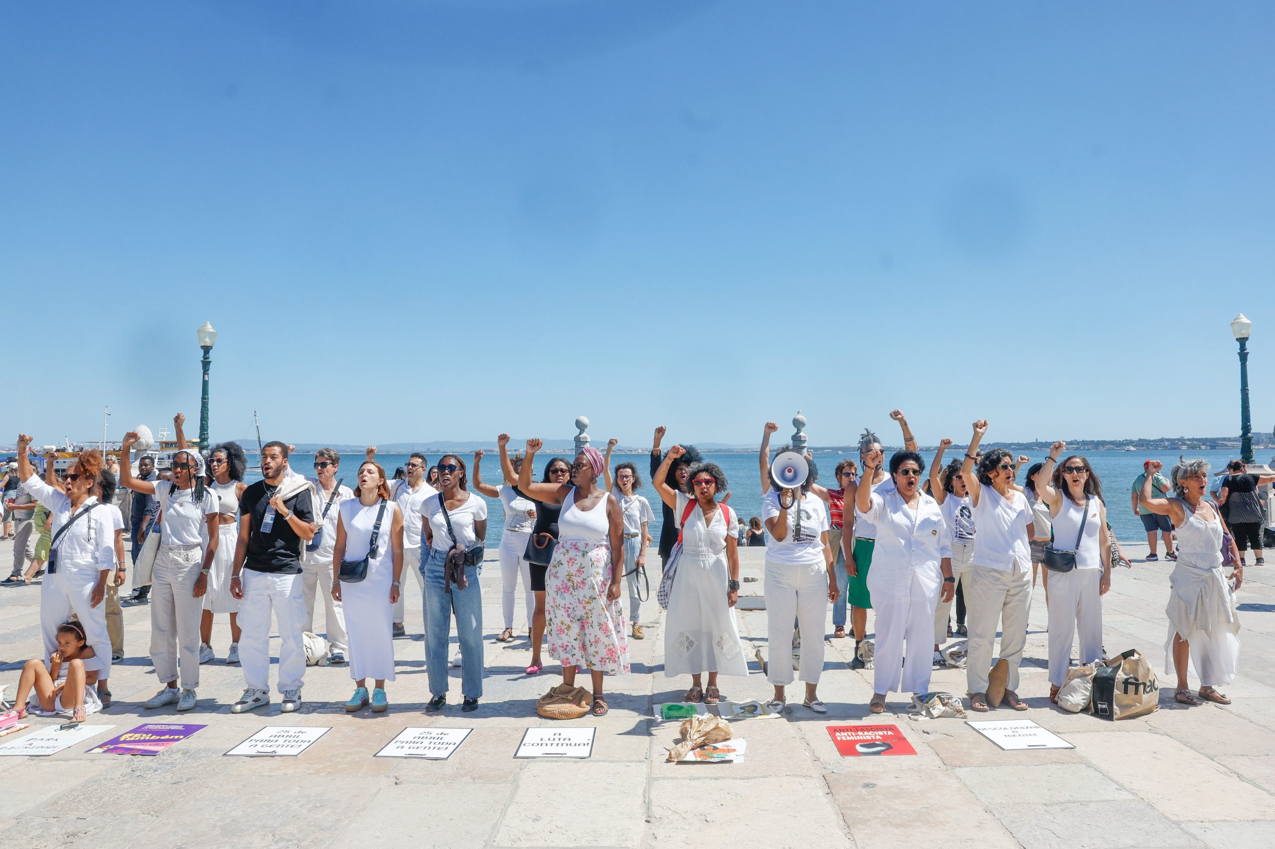 De punhos fechados e erguidos. Manifestação de apoio a Cláudia Simões junta cerca de 50 pessoas no Terreiro do Paço