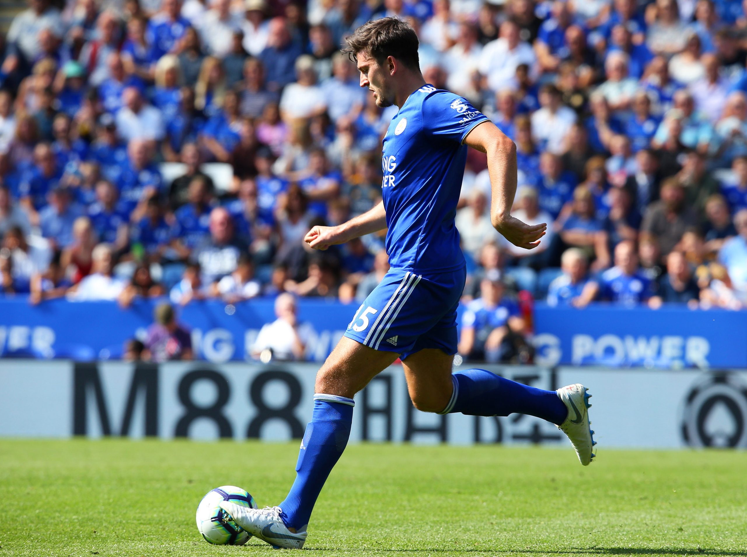 Harry Maguire assina pelo Manchester United por 85 milhões de euros