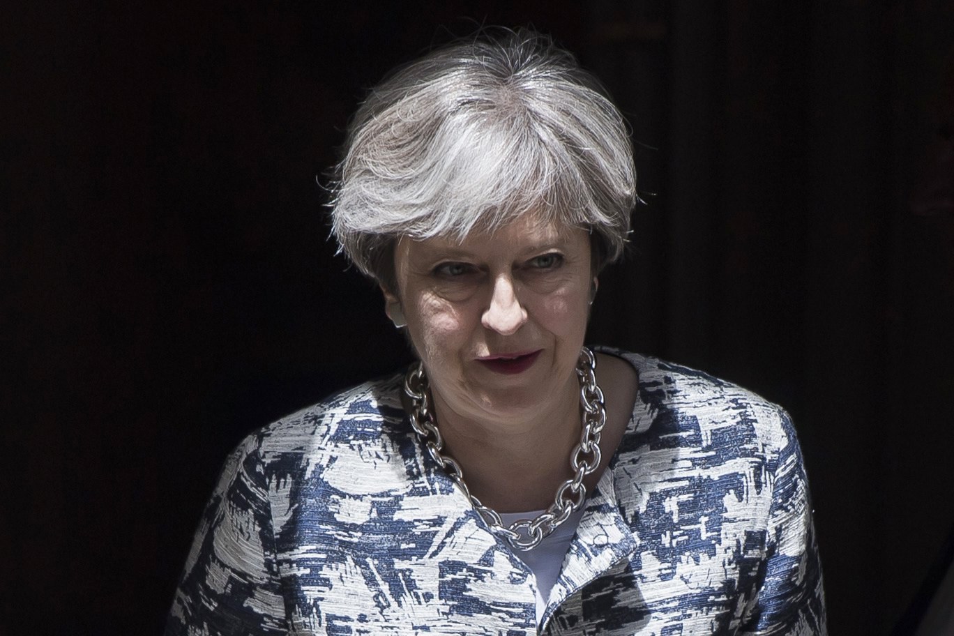 Theresa May assegura que fará frente a qualquer conspiração