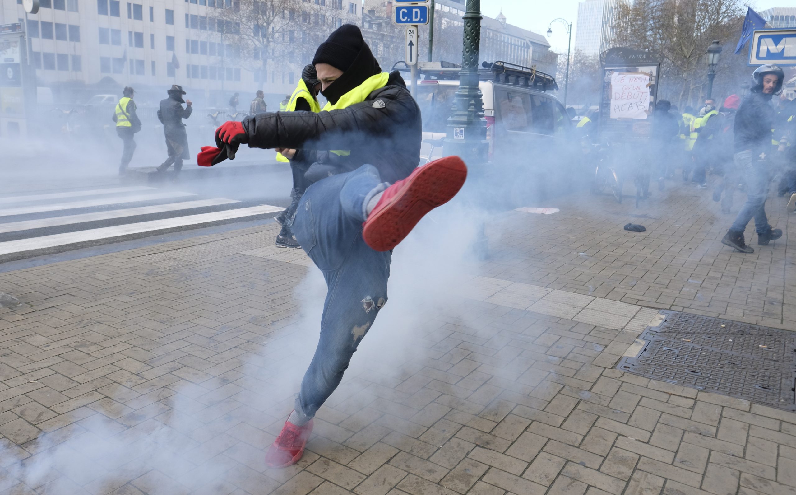 Movimento ‘coletes amarelos’ chega a Bruxelas em confronto com polícia