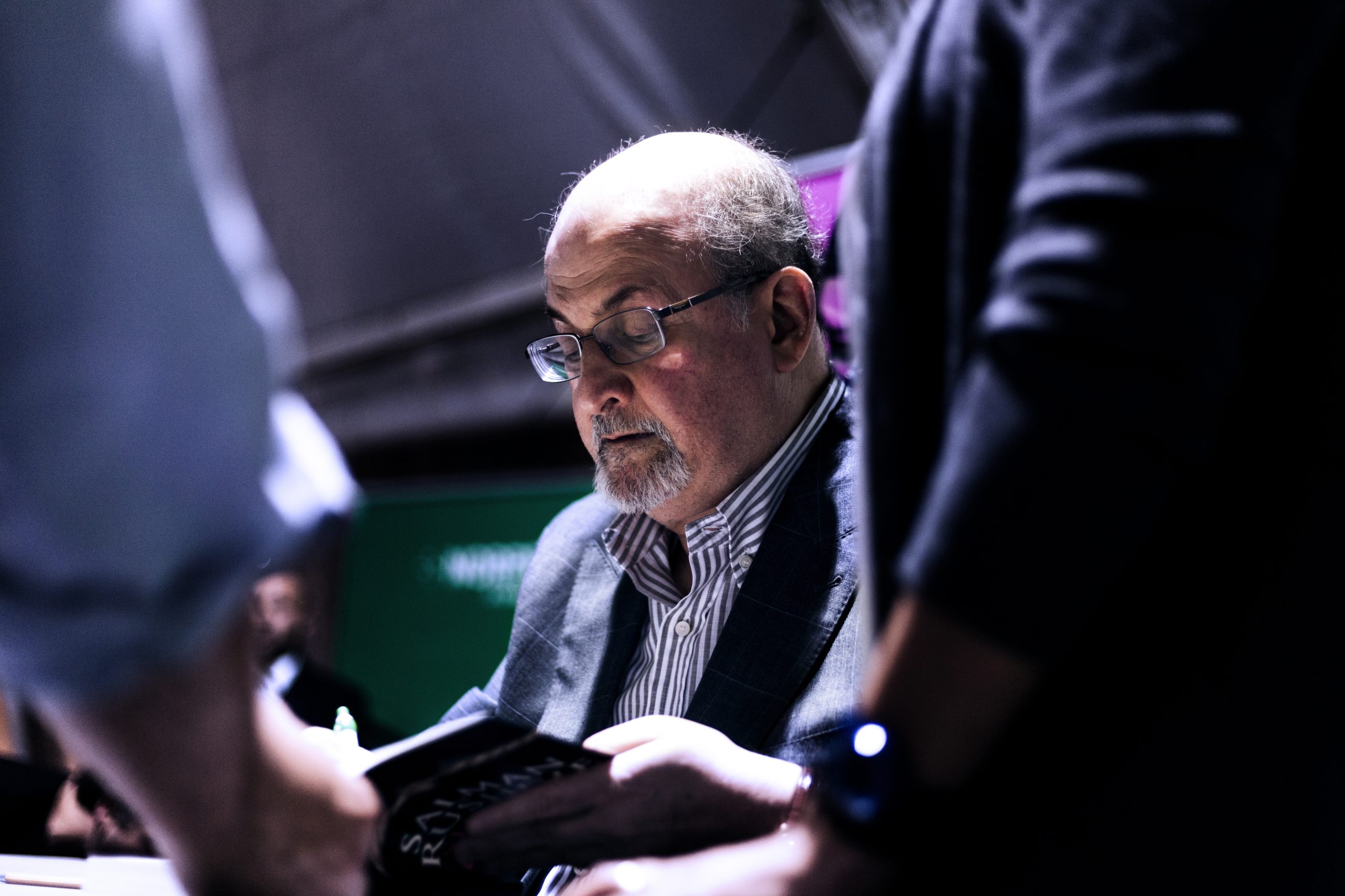 Suspeito de esfaquear Rushdie volta a declarar-se inocente de tentativa de homicídio e agressão