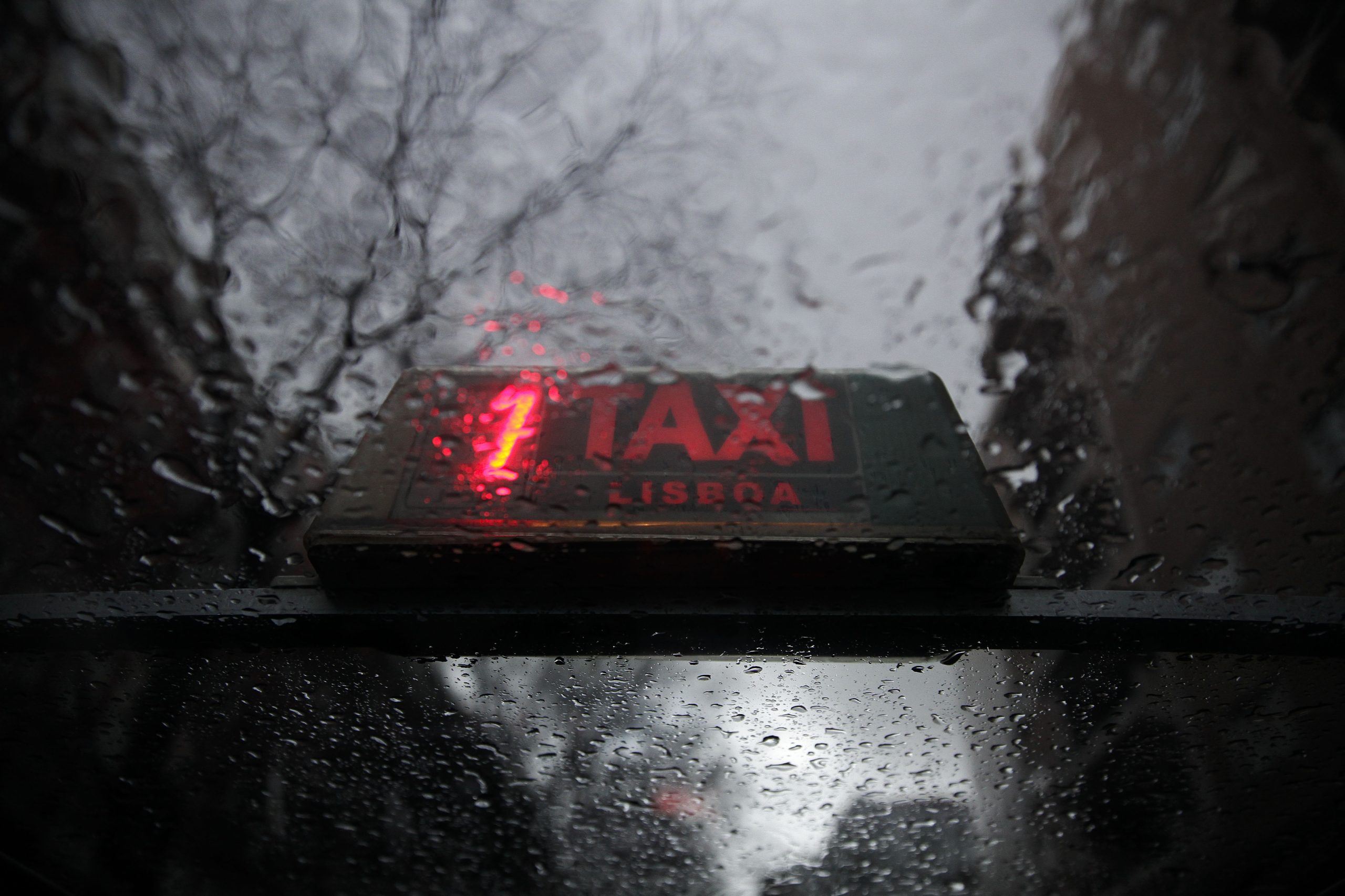 Contingentes e poucos concursos para licenças restringem oferta de táxis