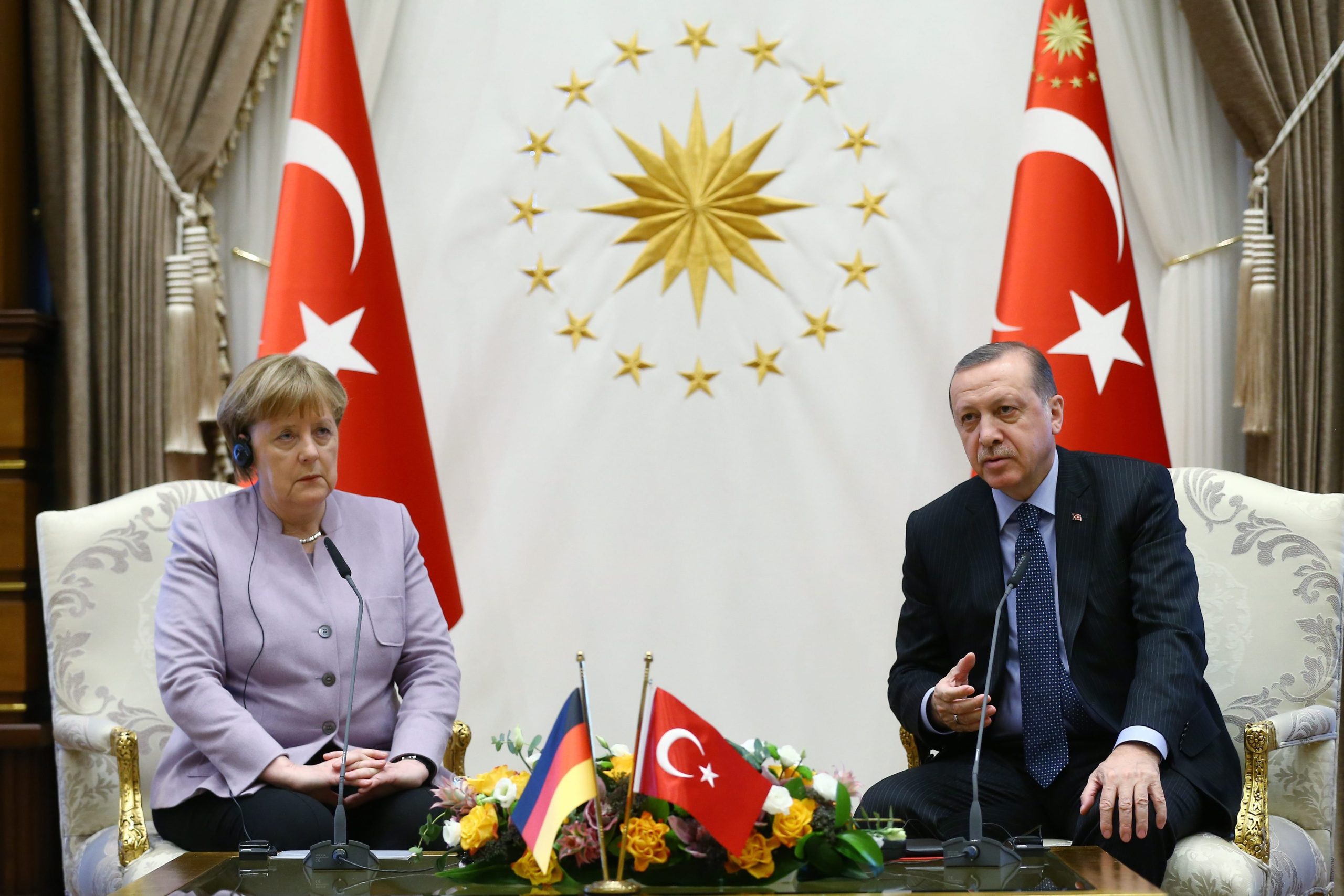 Depois do referendo, Merkel pede a Erdogan que procure “diálogo respeitoso”