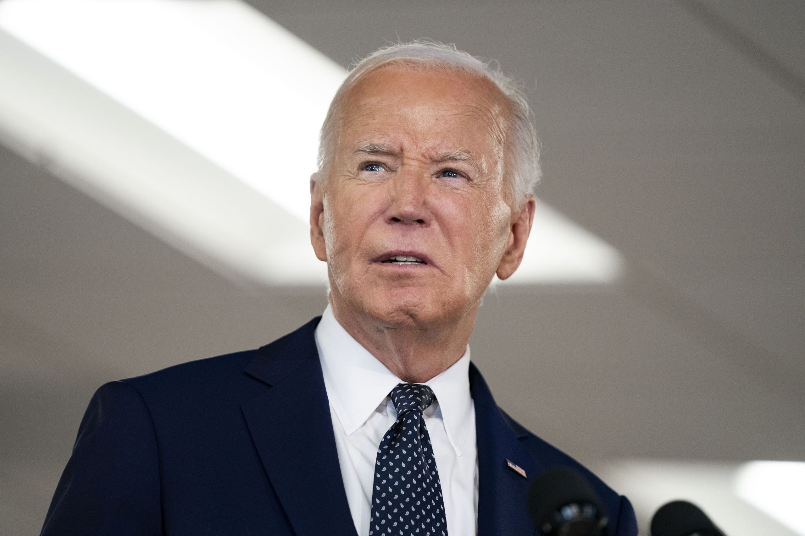Biden baralha-se em entrevista ao dizer que está orgulhoso por ser “a primeira mulher negra” a servir com um presidente negro