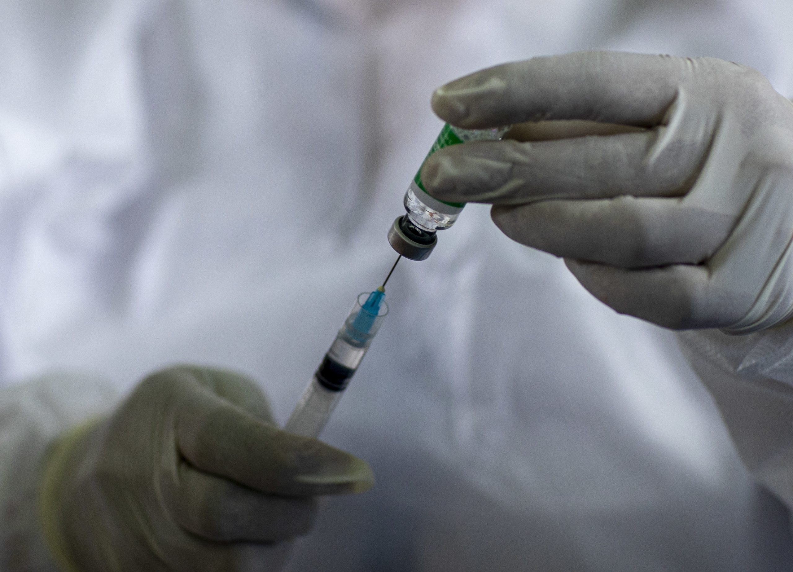 Decisão de aceitar versão indiana da AstraZeneca cabe aos países, diz Bruxelas