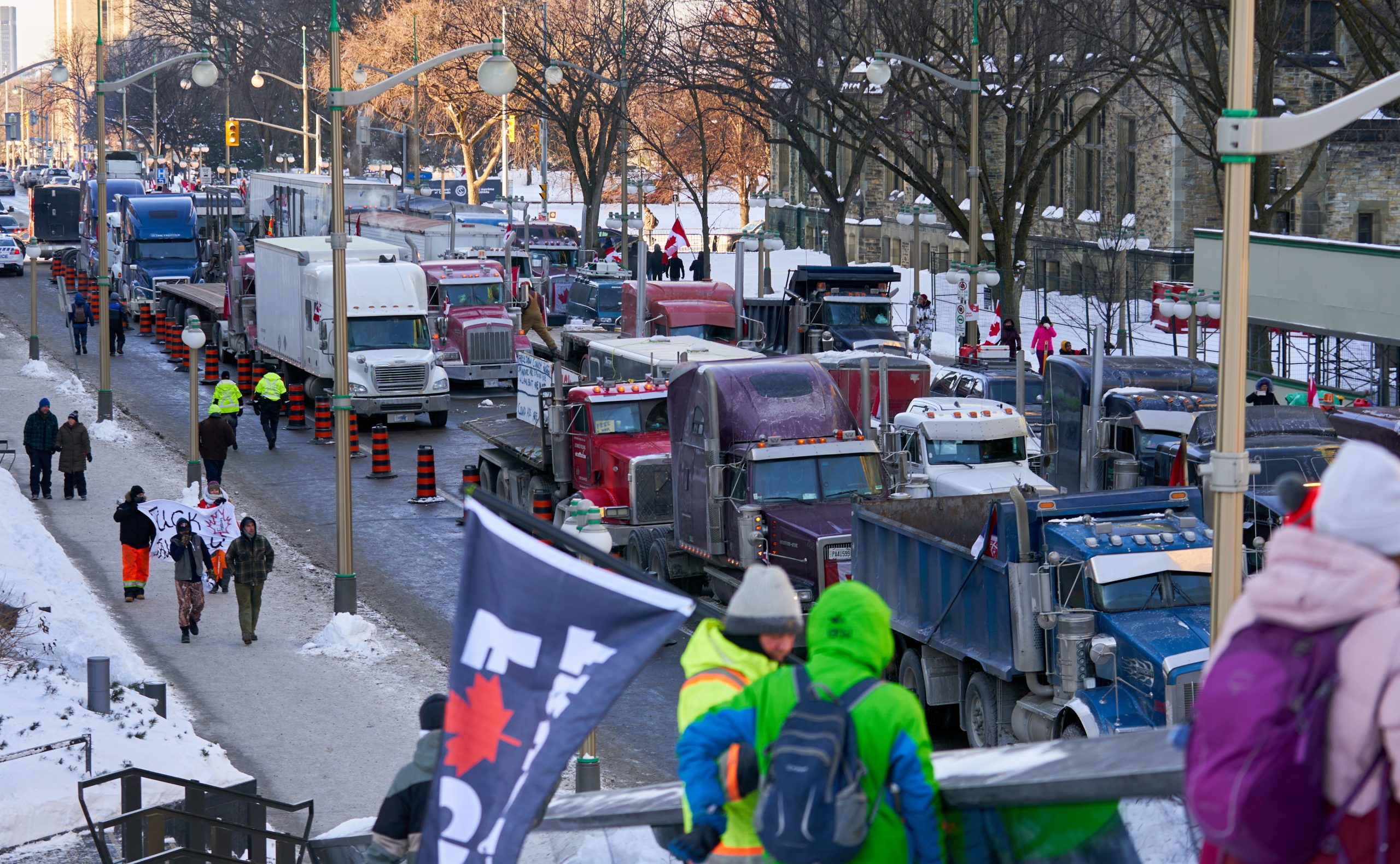 A capital do Canadá está “fora de controlo”. Da vacinação dos camionistas aos protestos na rua, esta é a história de um bloqueio