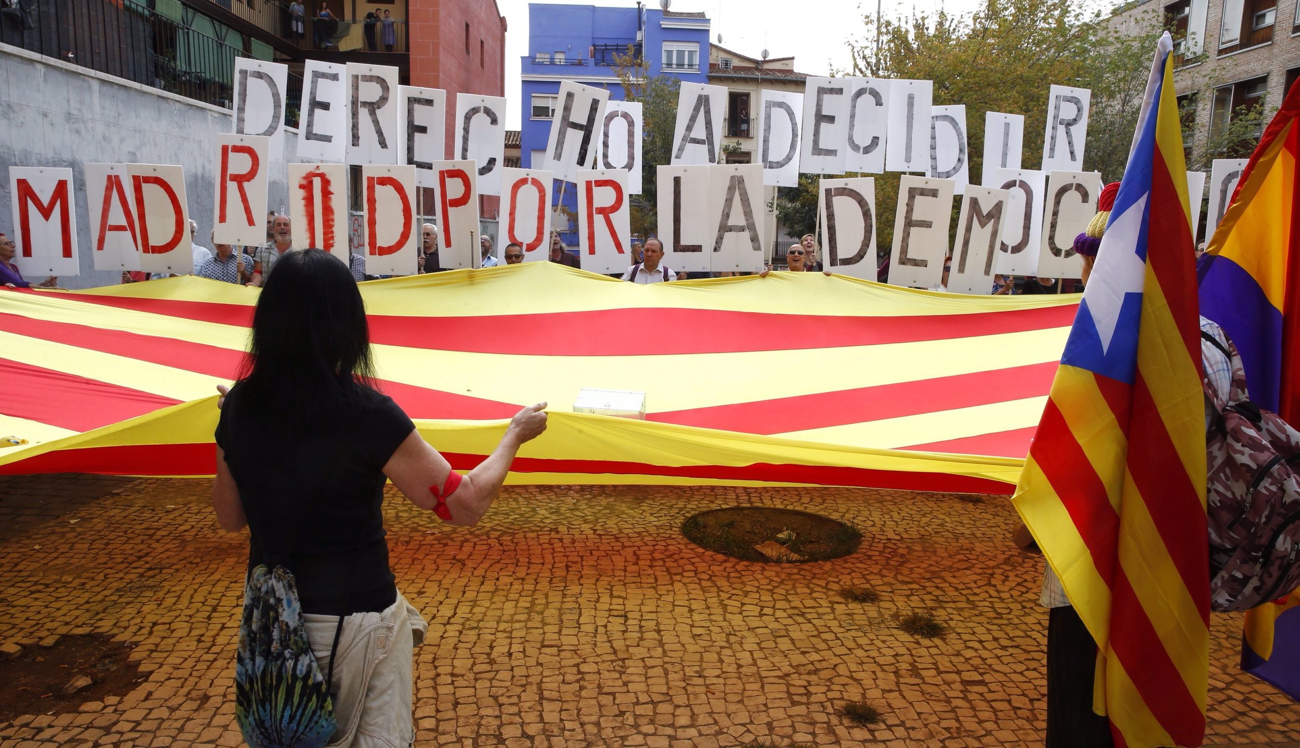 Radicais de direita irrompem em manifestação em Madrid a favor do referendo da Catalunha